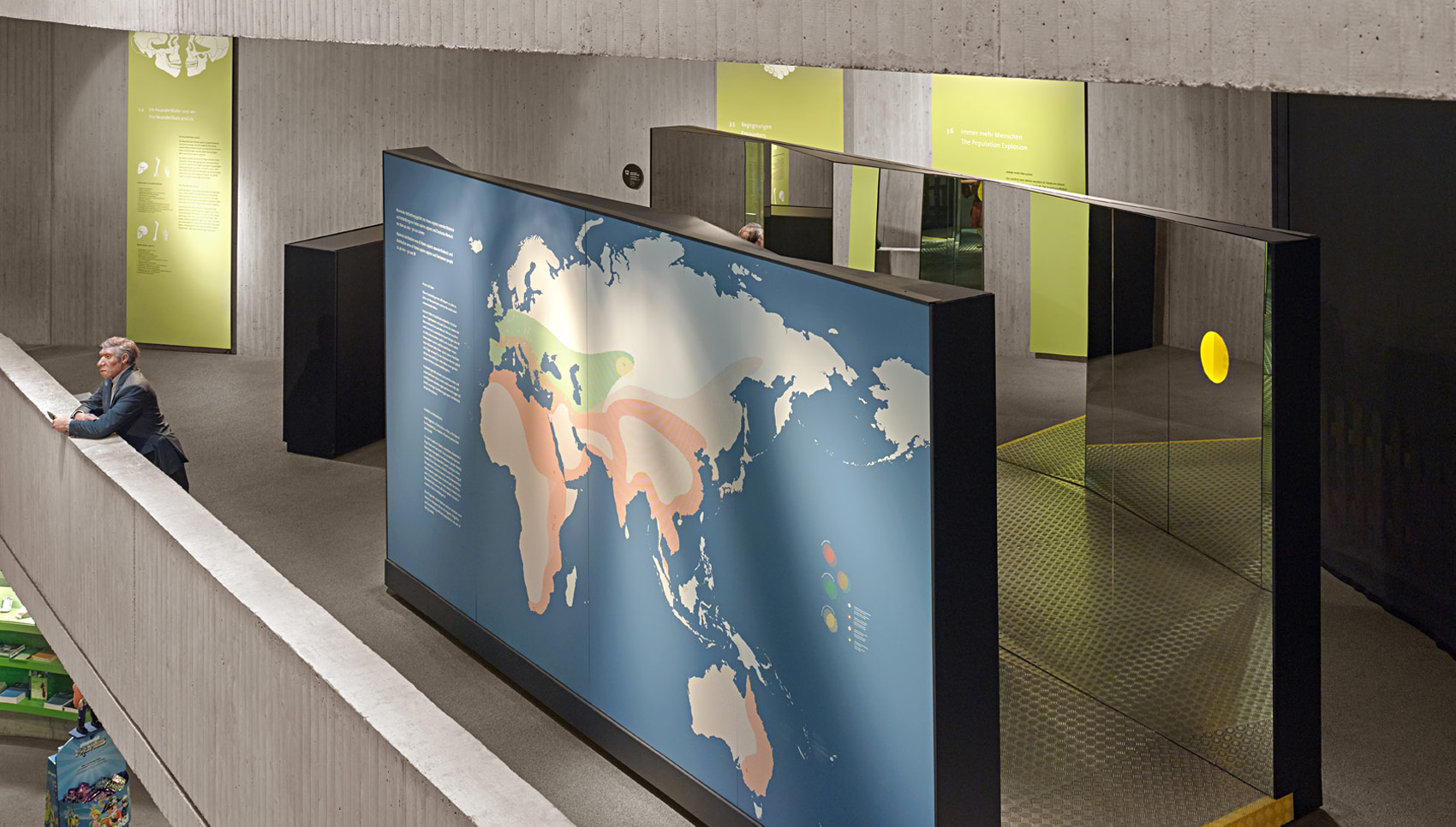 Ausstellungsraum mit großer Landkarte