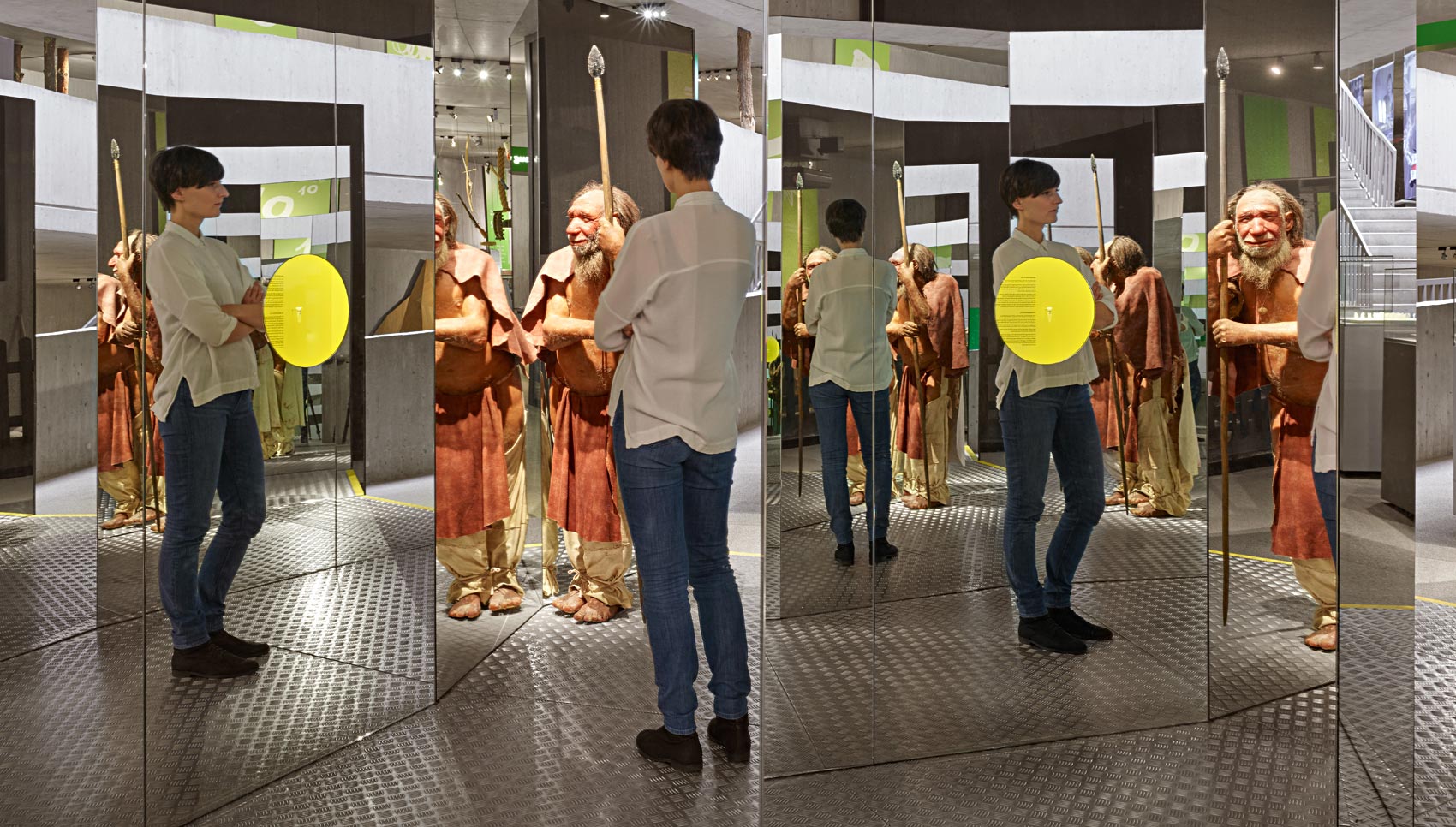 Frau steht mit einer menschengroßen Ausstellungs-Figur in einem Spiegelkabinett