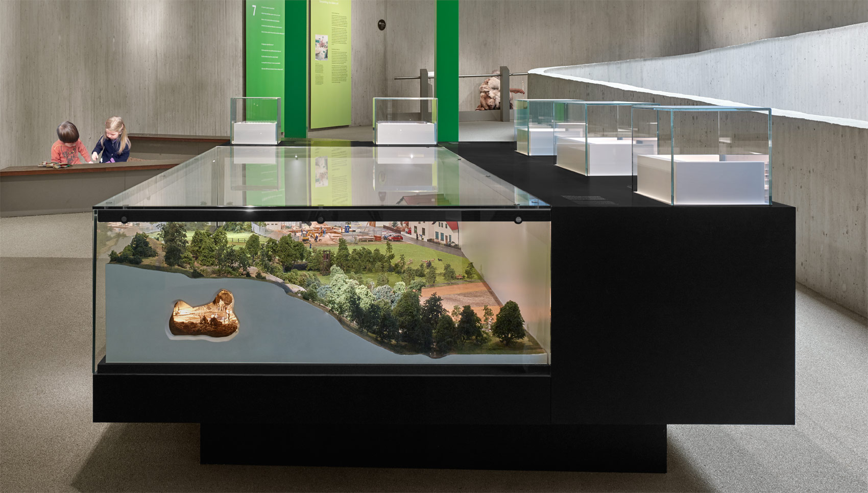 Ausstellungsvitrine mit Miniaturlanschaft