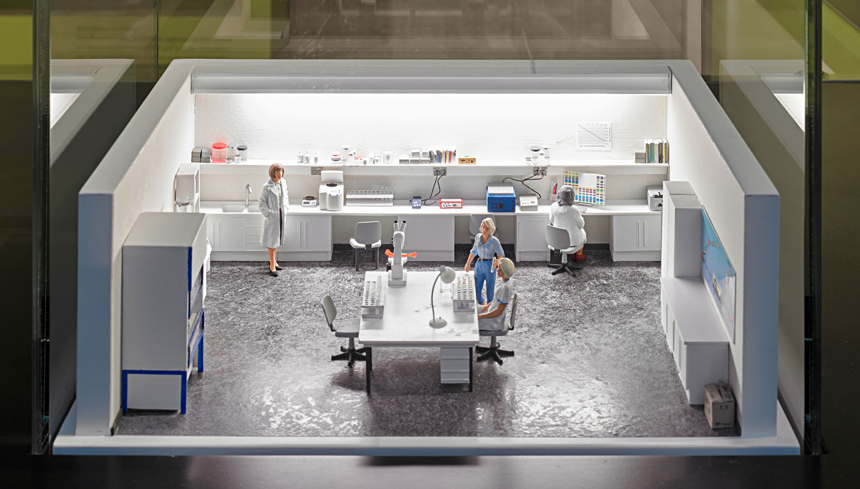 Ausschnitt einer Ausstellungsvitrine mit einem Nachbau eines Miniatur-Büros