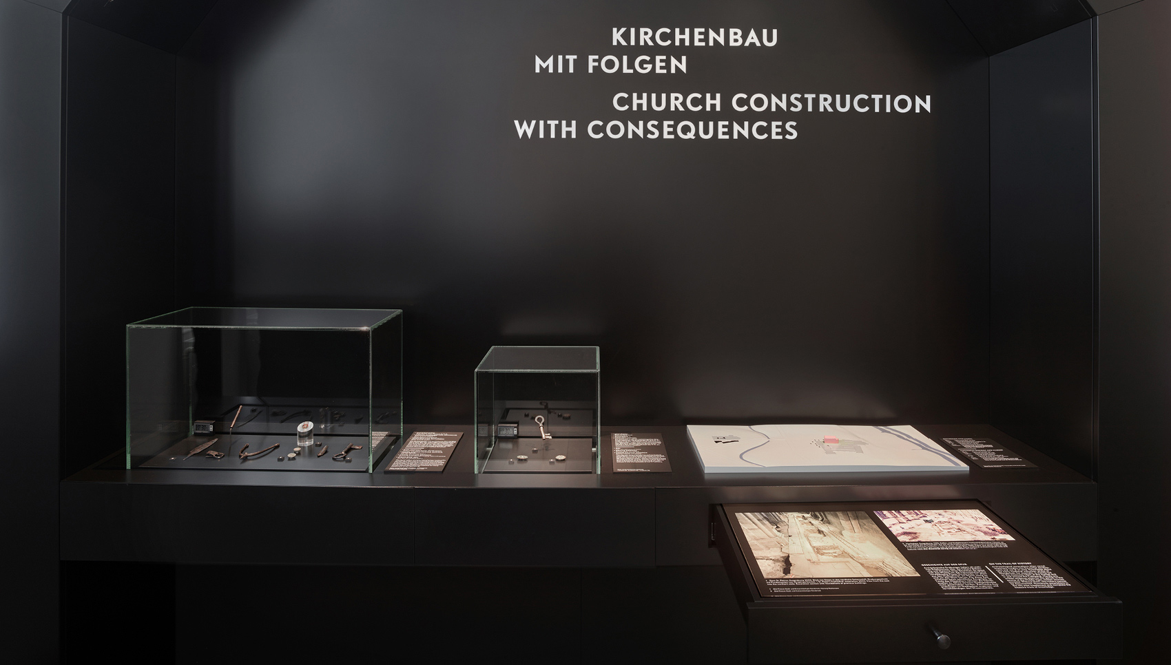 Detailansicht eines Ausstelllungsmöbels mit verschiedenen Exponaten