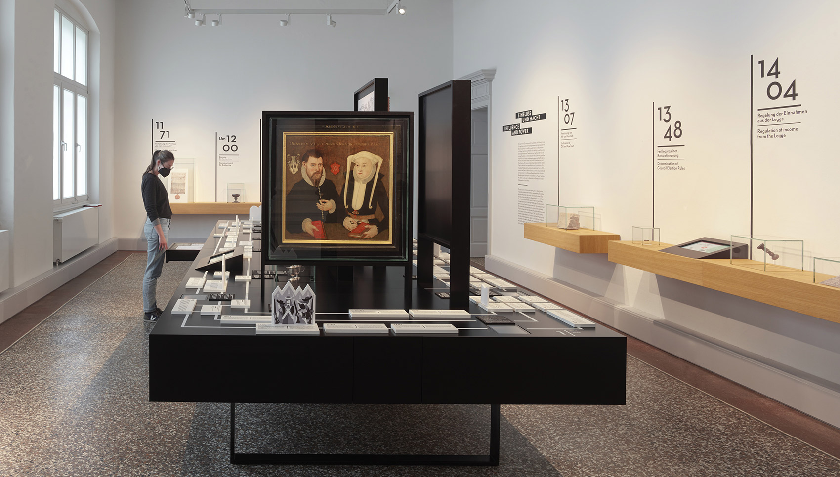 Ausstellungsraum mit schwarzem Ausstellungsmöbel und verschiedenen Exponaten