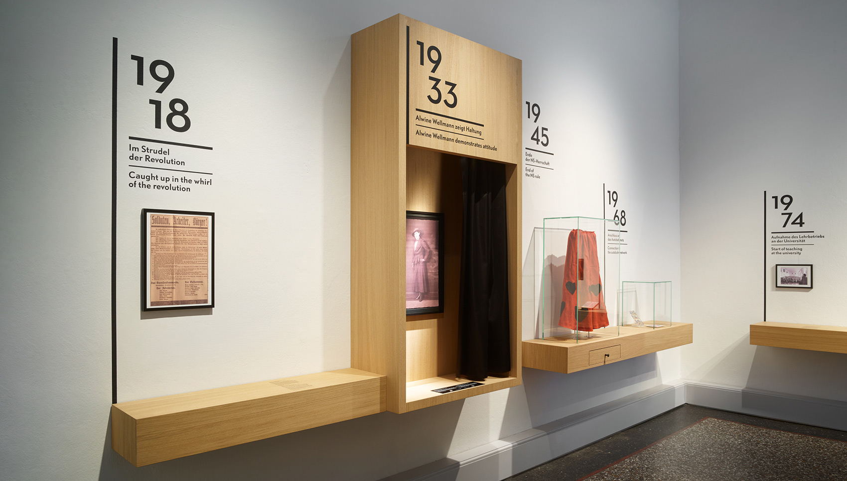 Blick auf ein interaktiven Ausstelllungsmöbel und verschiedenen Exponate