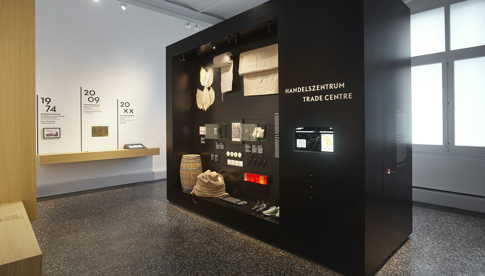 Verschiedene Exponate in einem schwarzen Ausstellungsmöbel