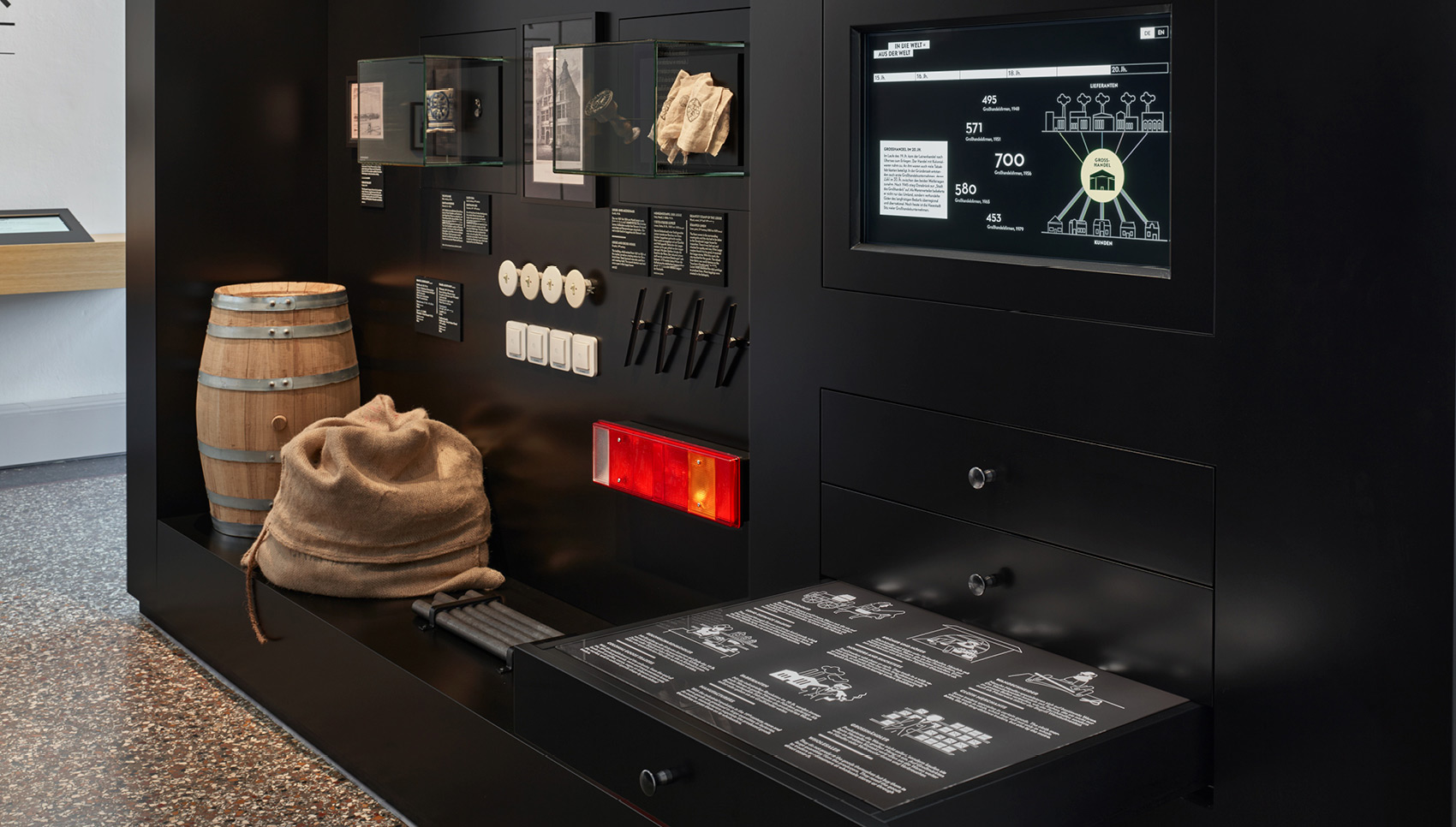 Detailansicht verschiedener Exponate in einem schwarzen Ausstellungsmöbel