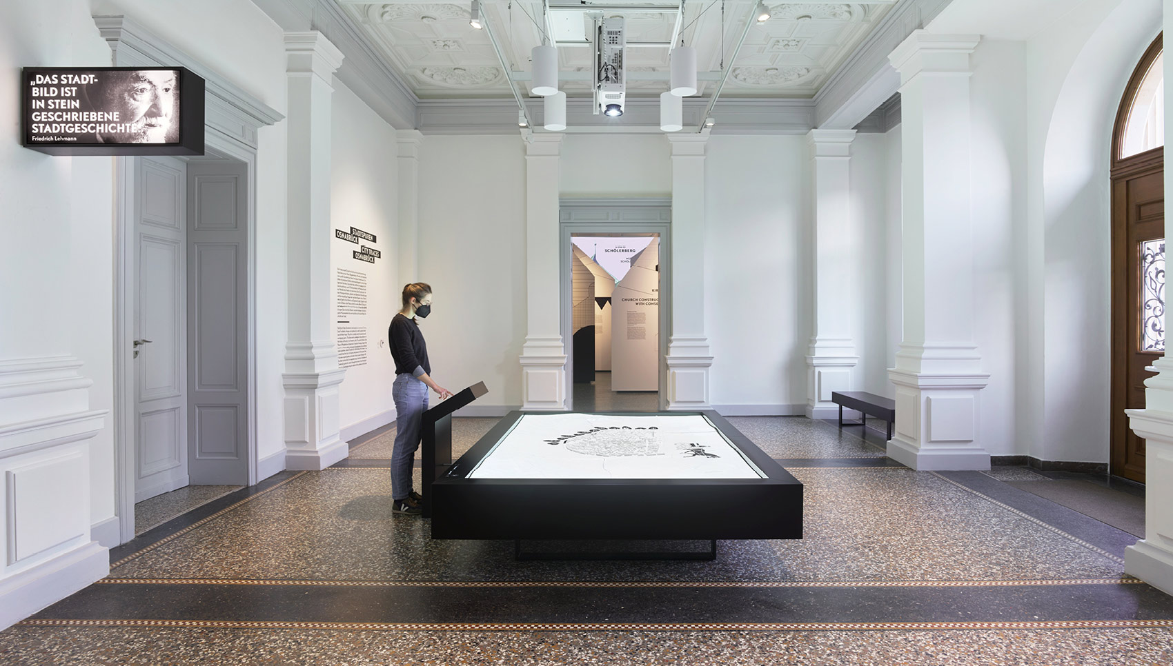 Ausstelllungsraum mit zentral platziertem und interaktivem Ausstellungsmöbel