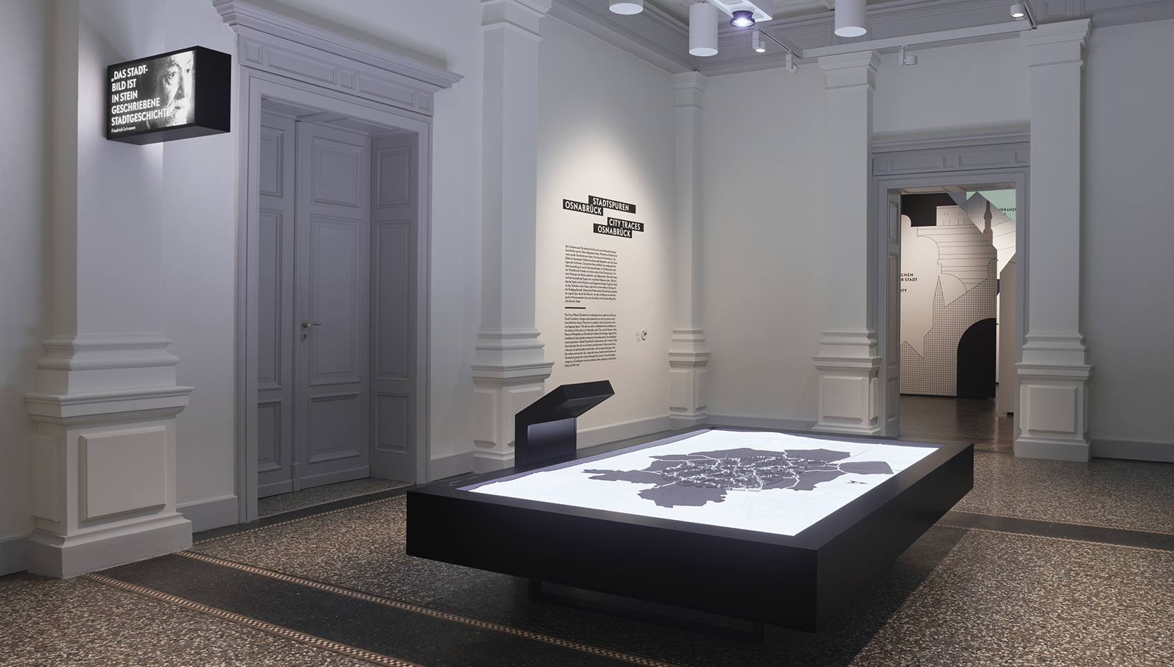 Ausstelllungsraum mit zentral platziertem und interaktivem Ausstellungsmöbel