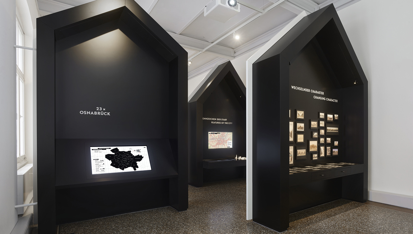 Ausstellungsraum mit Ausstellungsmöbeln in Hausform