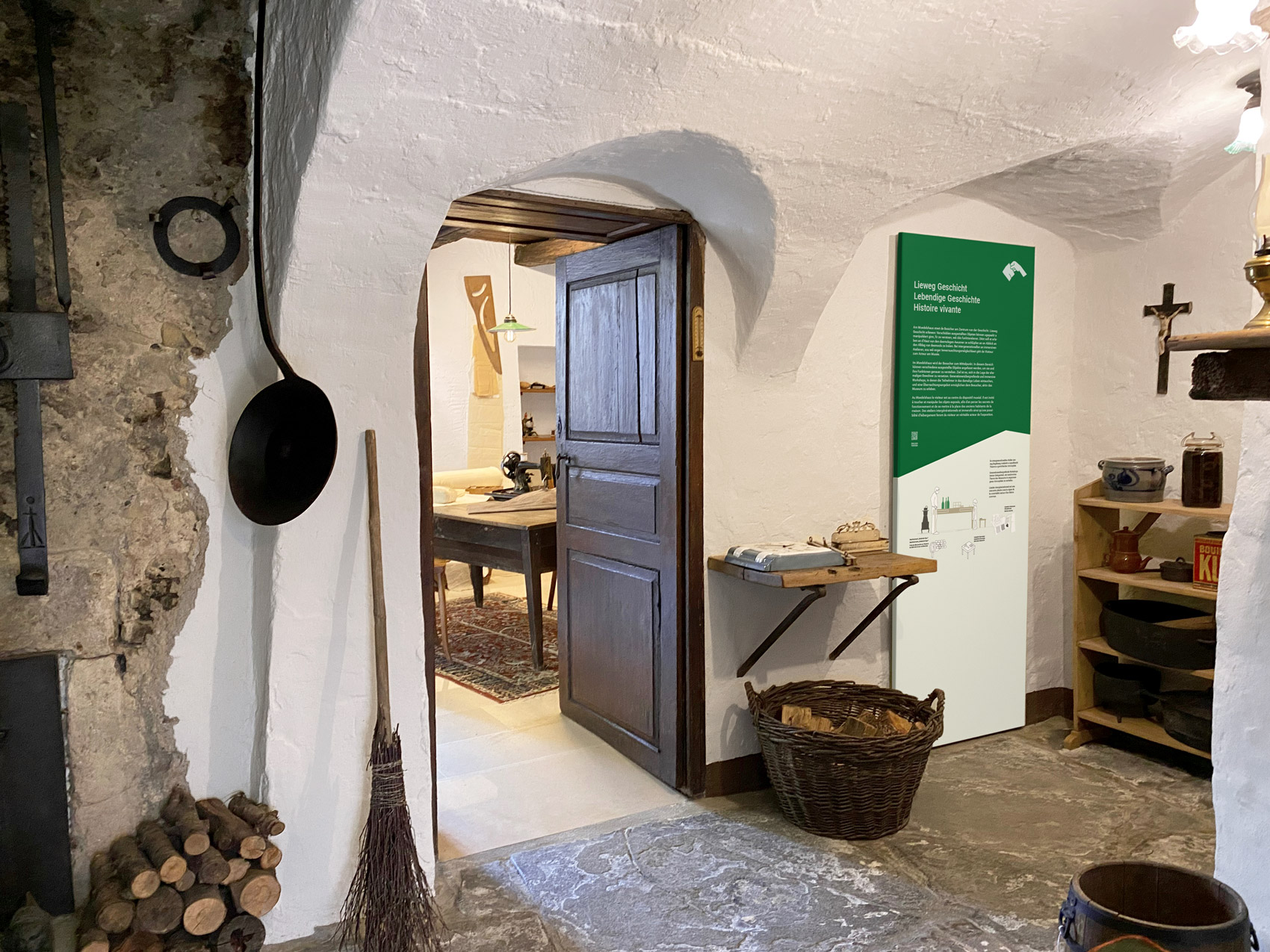 Ausstellungsraum mit Grafikstele