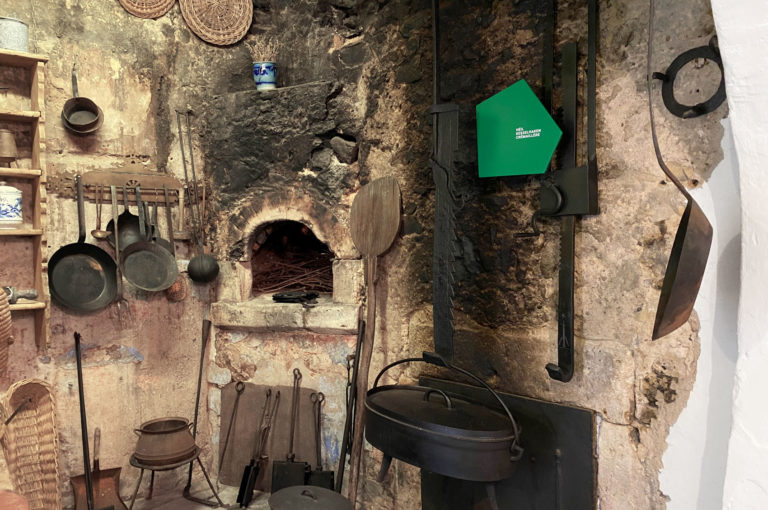 Ausstellungsraum mit grünem Schild