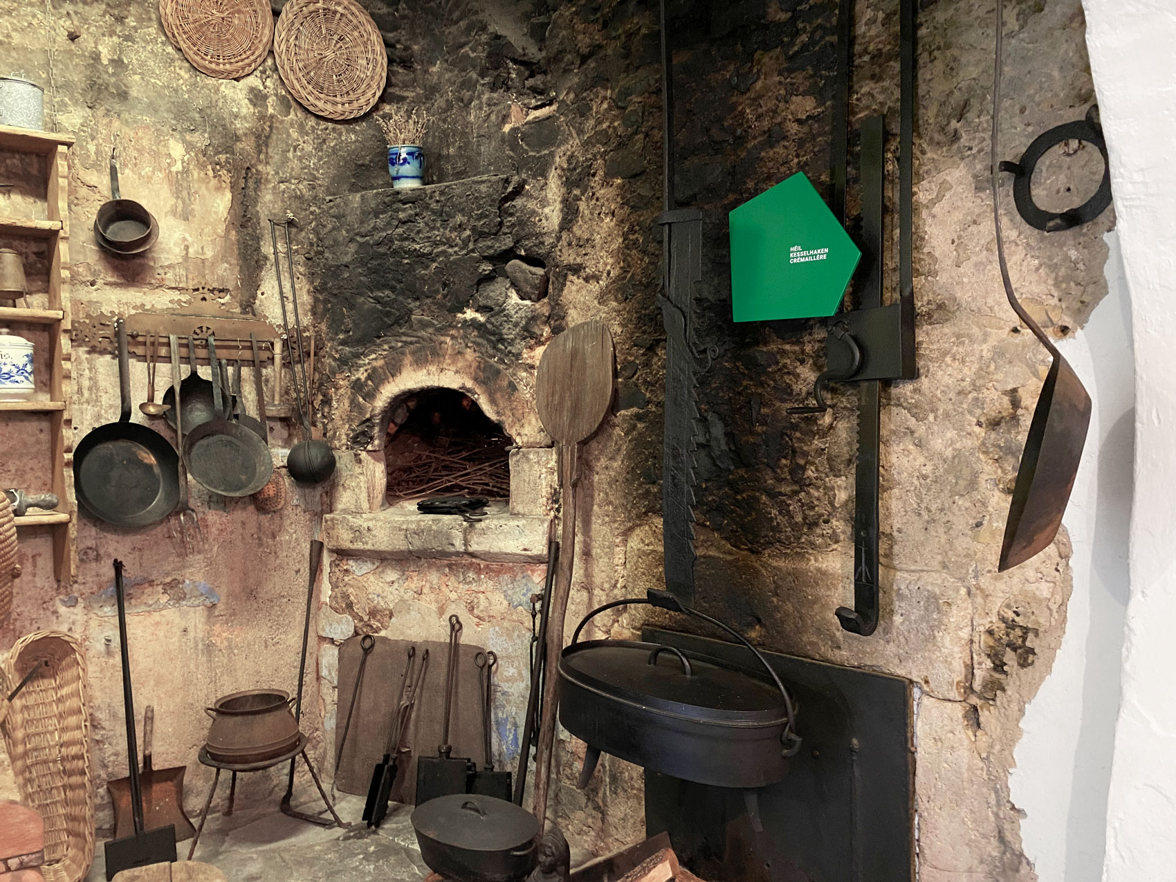 Ausstellungsraum mit grünem Schild