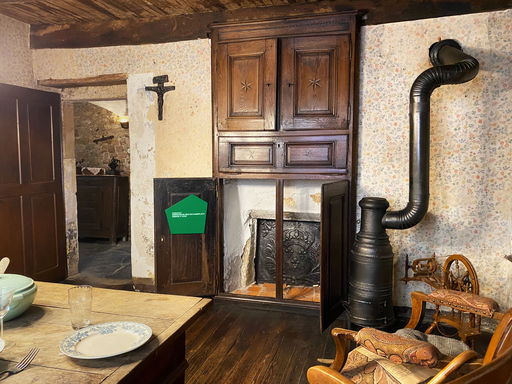 Ausstellungsraum mit grünem Schild