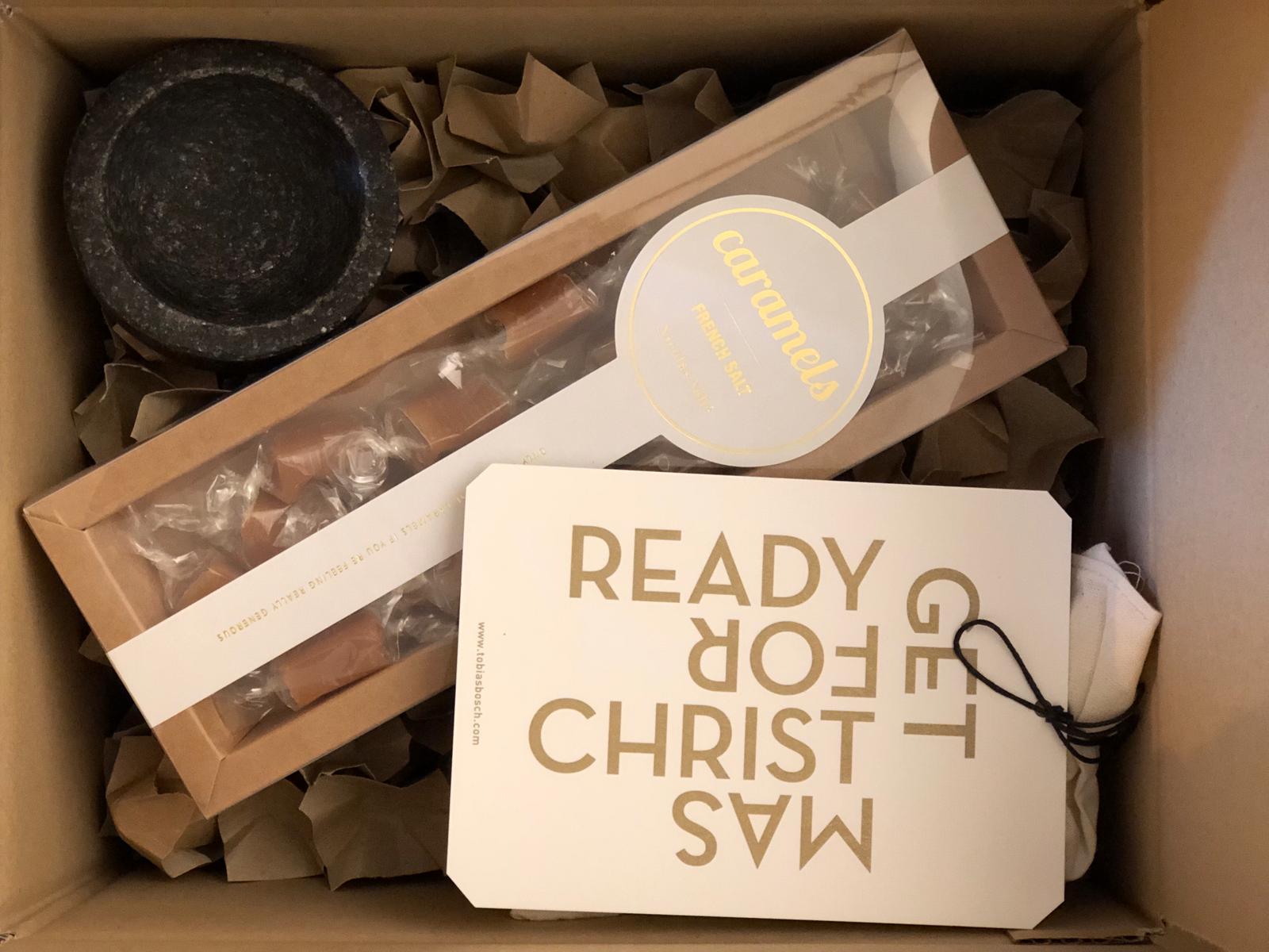 Ansicht des gestalteten Anhängers „GET READY FOR CHRISTMAS“, arrangiert in einem Geschenkpaket