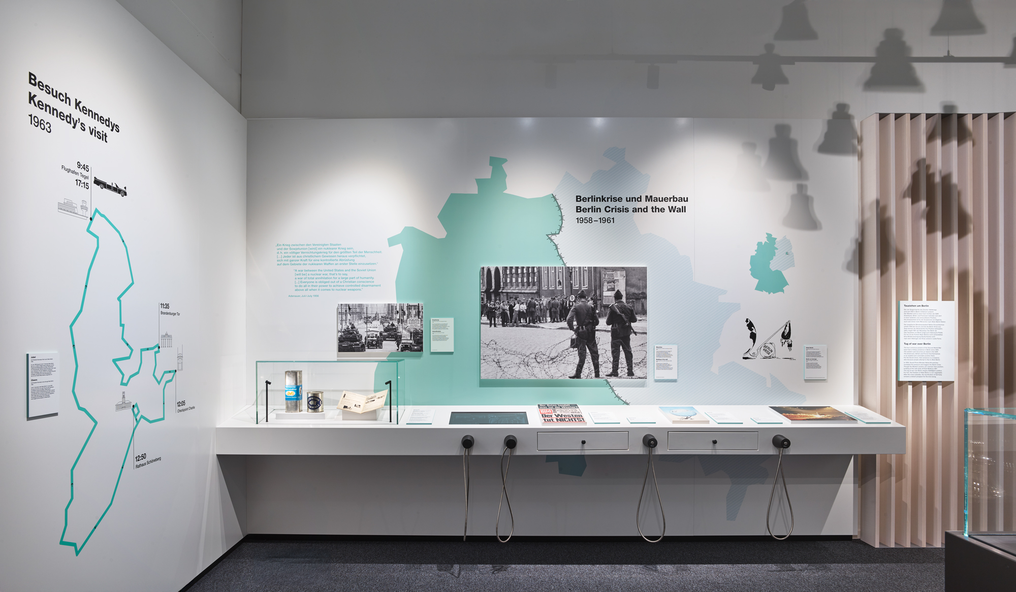 Ausstellungsmöbel mit Grafiken, Typografie undverschiedenen Exponaten