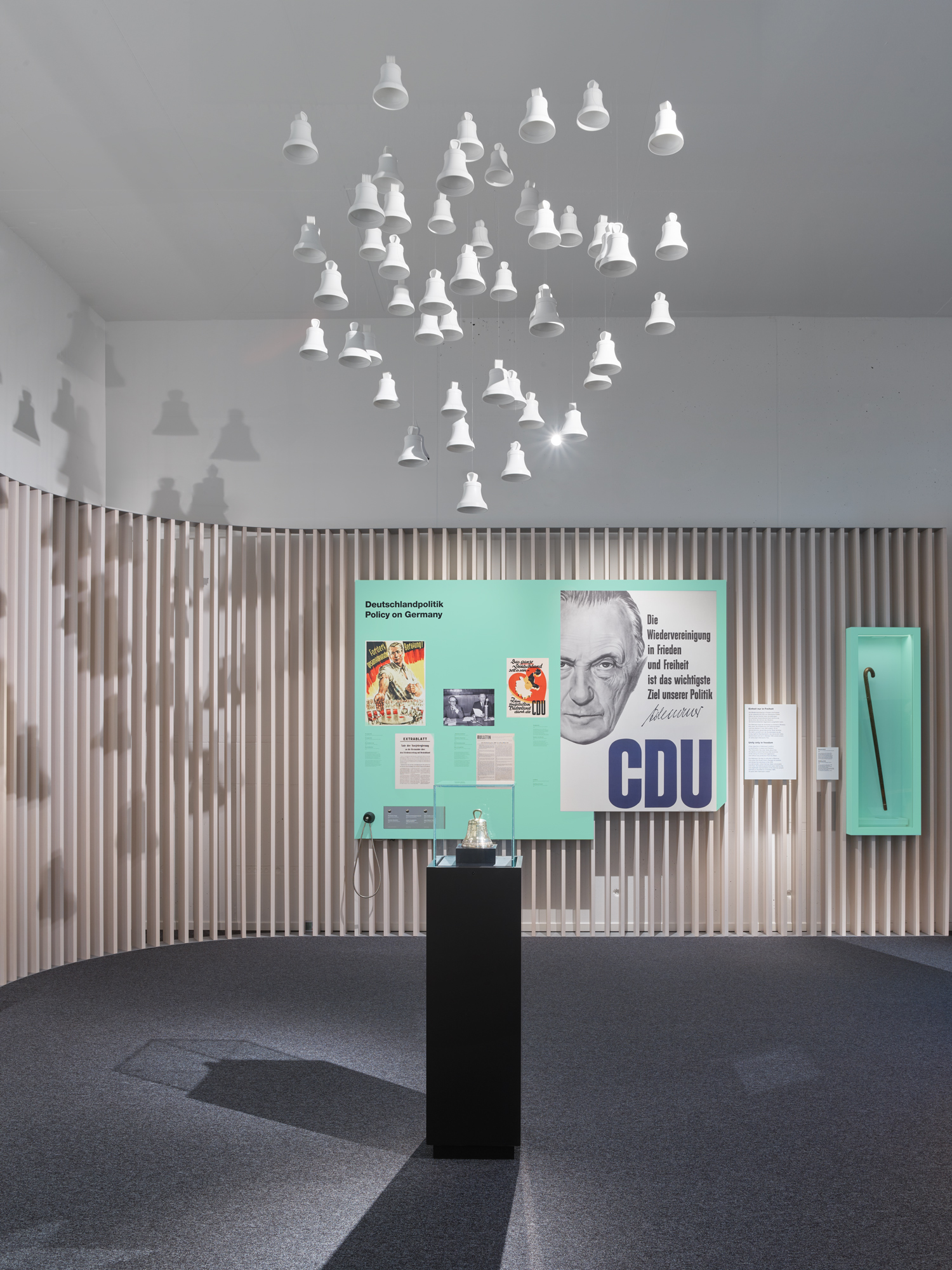 Ausstellungsraum mit Exponaten und Grafiken