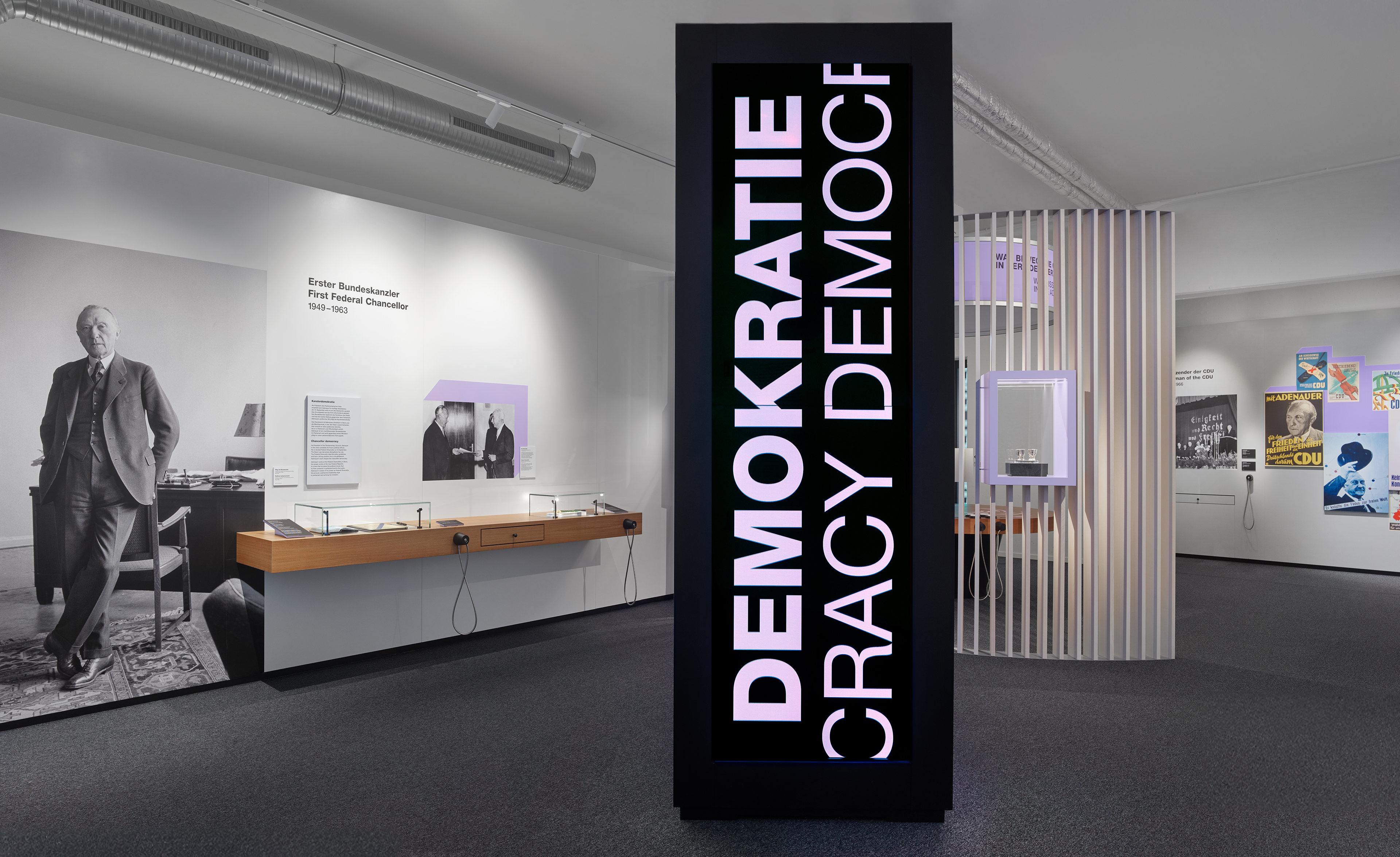 Blick auf eine Medienstehle auf der in vertikaler Schrift steht 