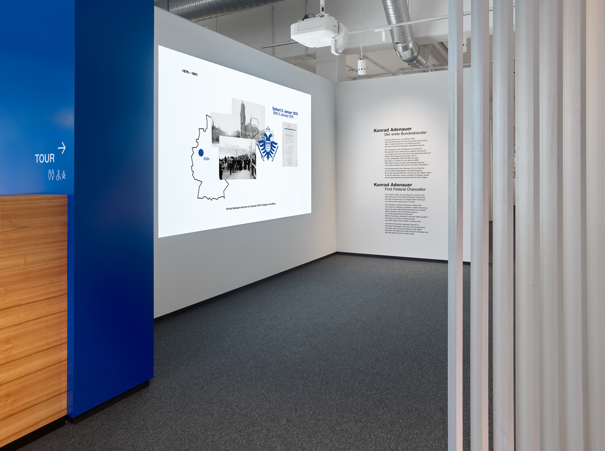 Blick in einen Ausstellungsraum mit einer Beamerprojektion