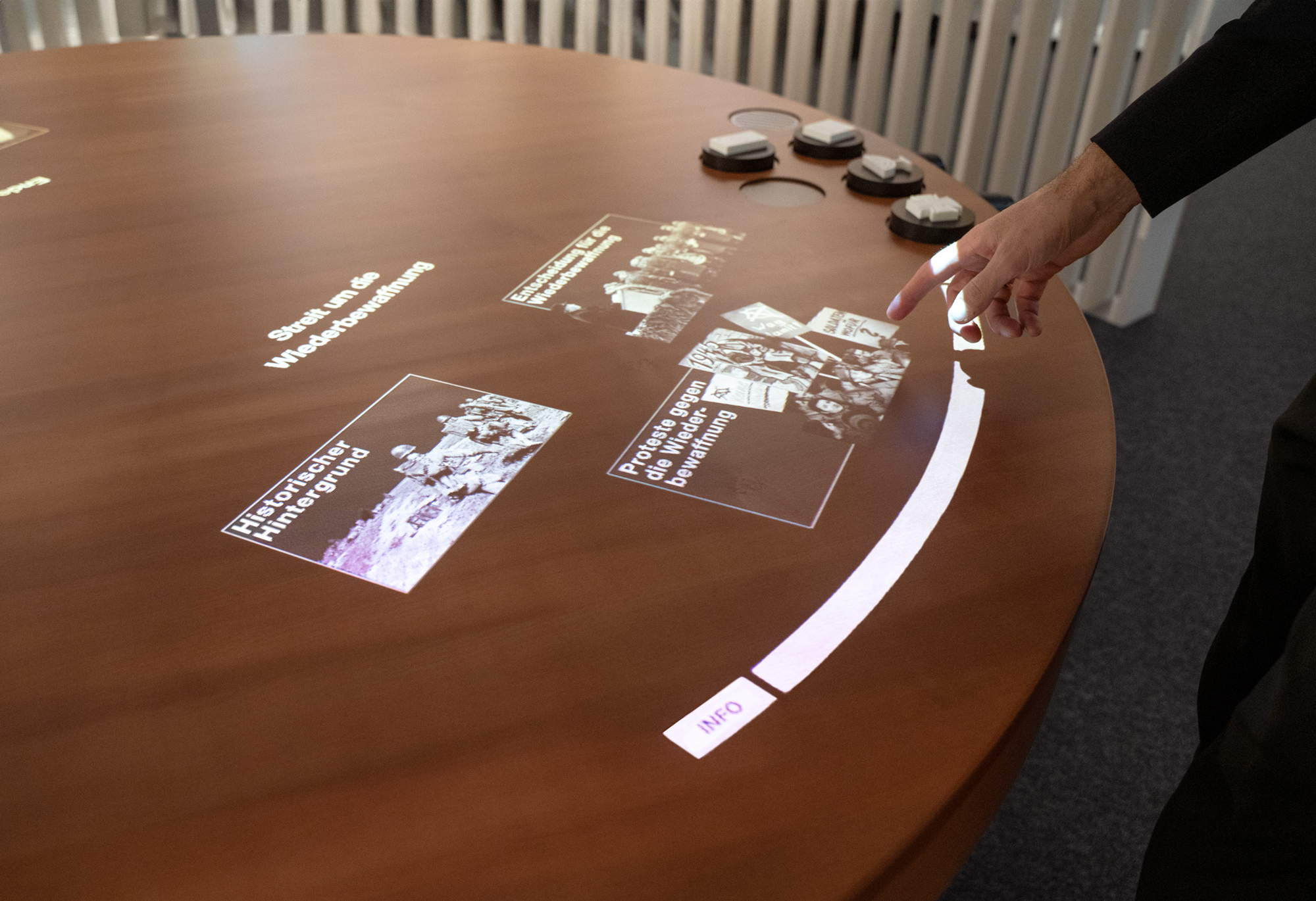 Detailansicht eines interaktiven Ausstellungsmöbel