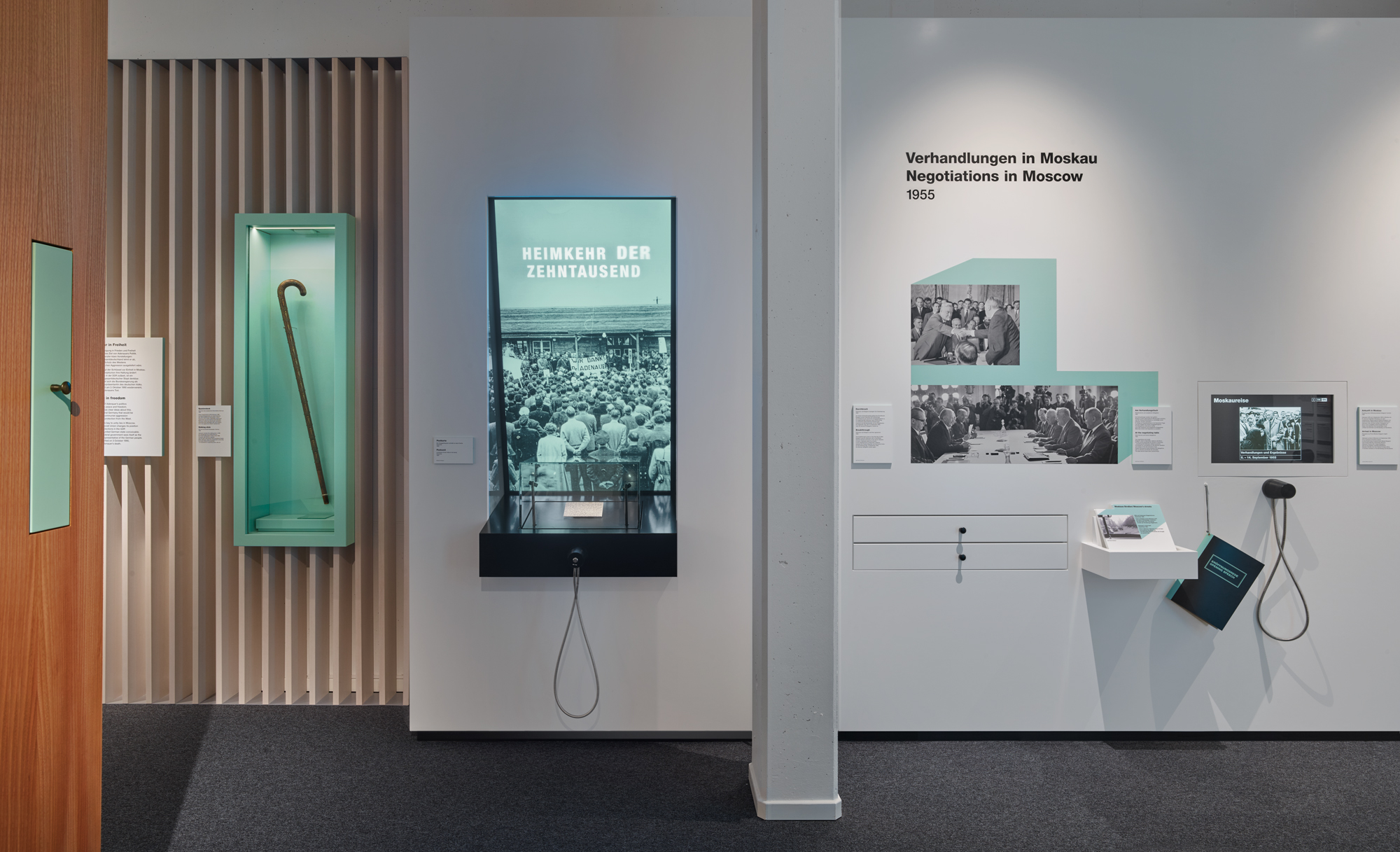 Ausstellungsraum mit verschiedenen Exponaten