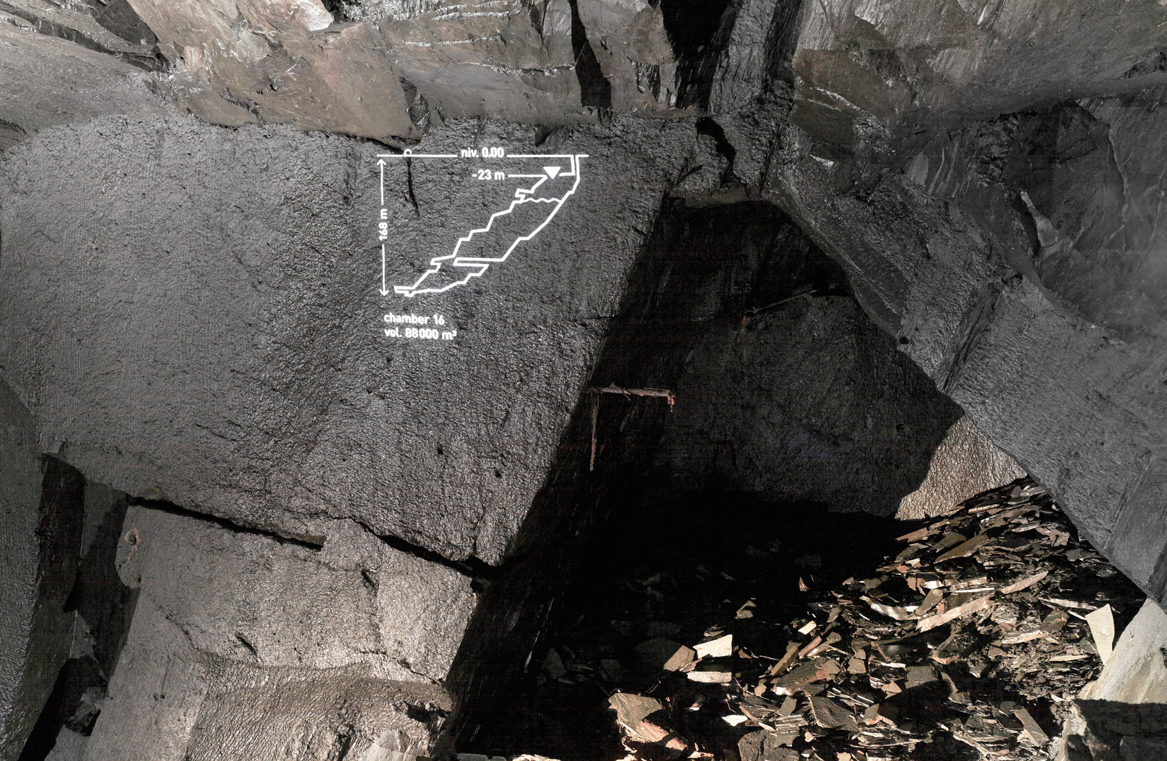 Schiefergrube mit Grafik an der Steinwand