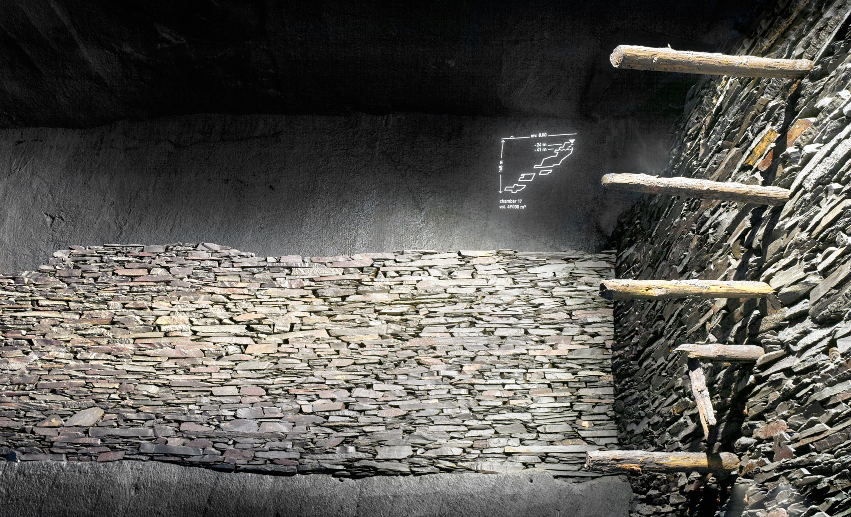 Schiefergrube mit Grafik an der Steinwand