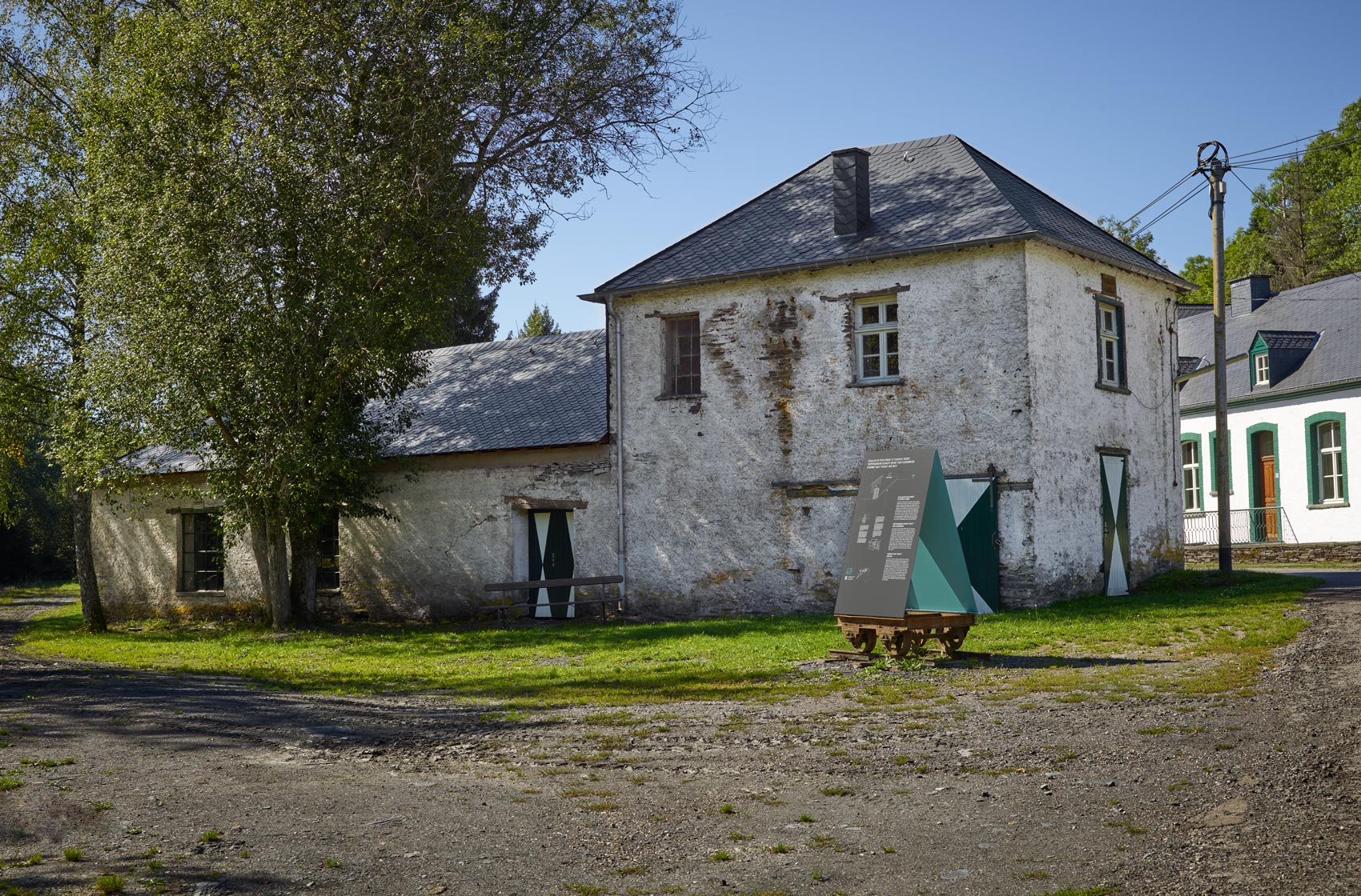 Außenbereich mit Orientierungsschild