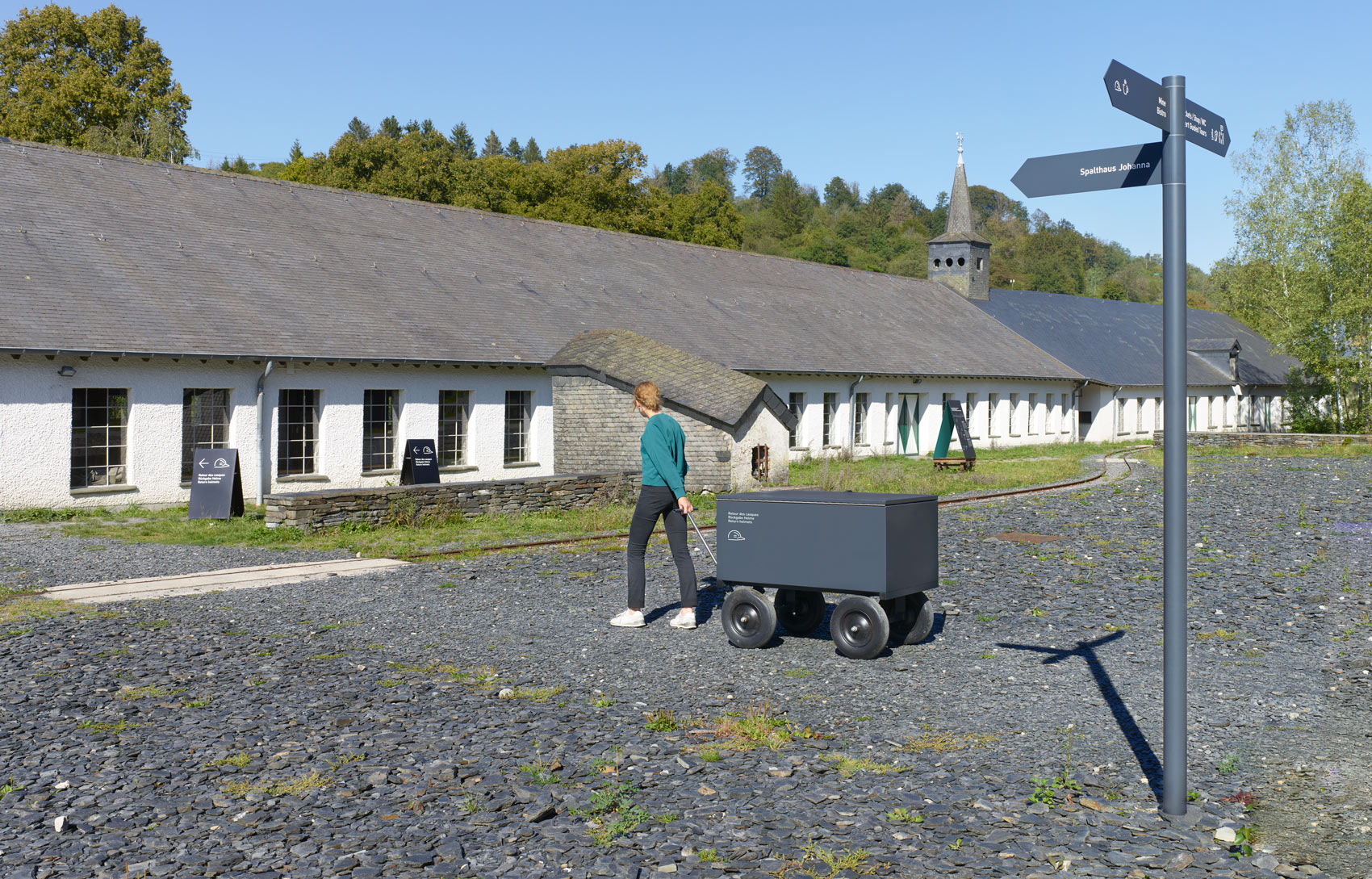 Außenbereich mit Orientierungsschild