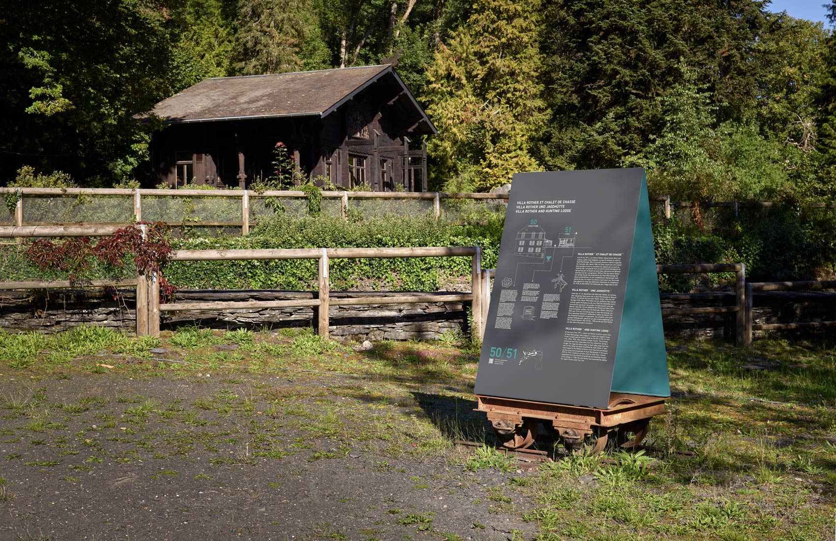 Außenbereich mit Orientierungsschild