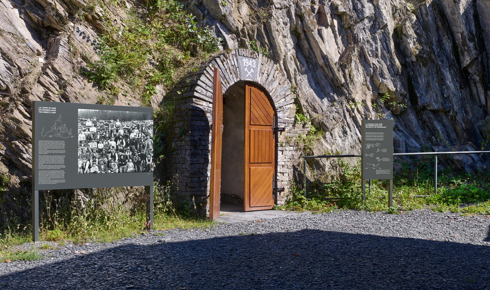 Außenbereich und Eingang mit Orientierungsschild