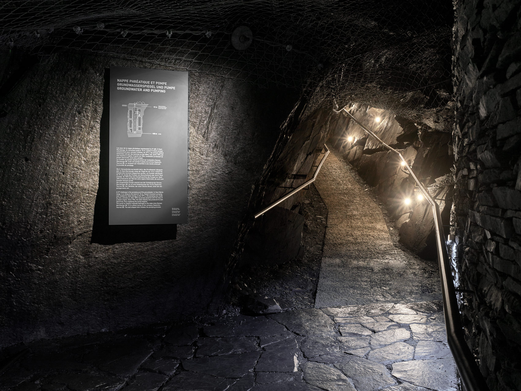 Innenaufnahme der Schiefergrube mit Grafikpanel