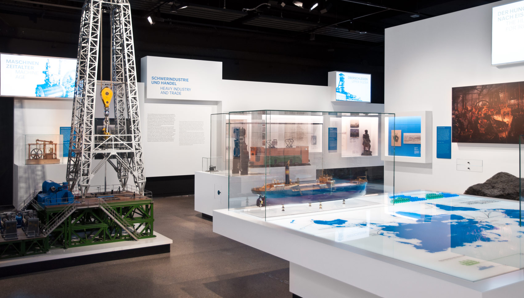 Ausstellungsraum mit verschiedenen Exponaten