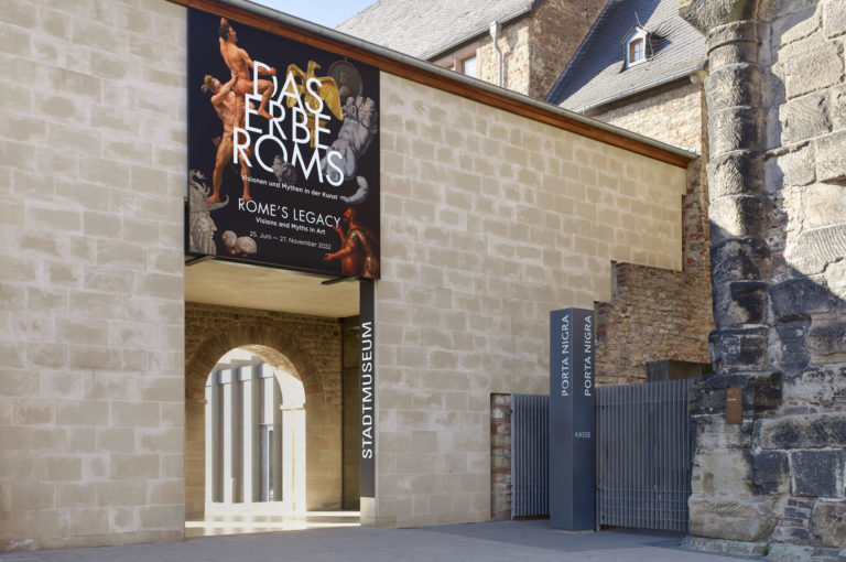 Außenansicht des Museumeinganges. Über dem Durchgang hängt ein großes gestaltetes Banner.