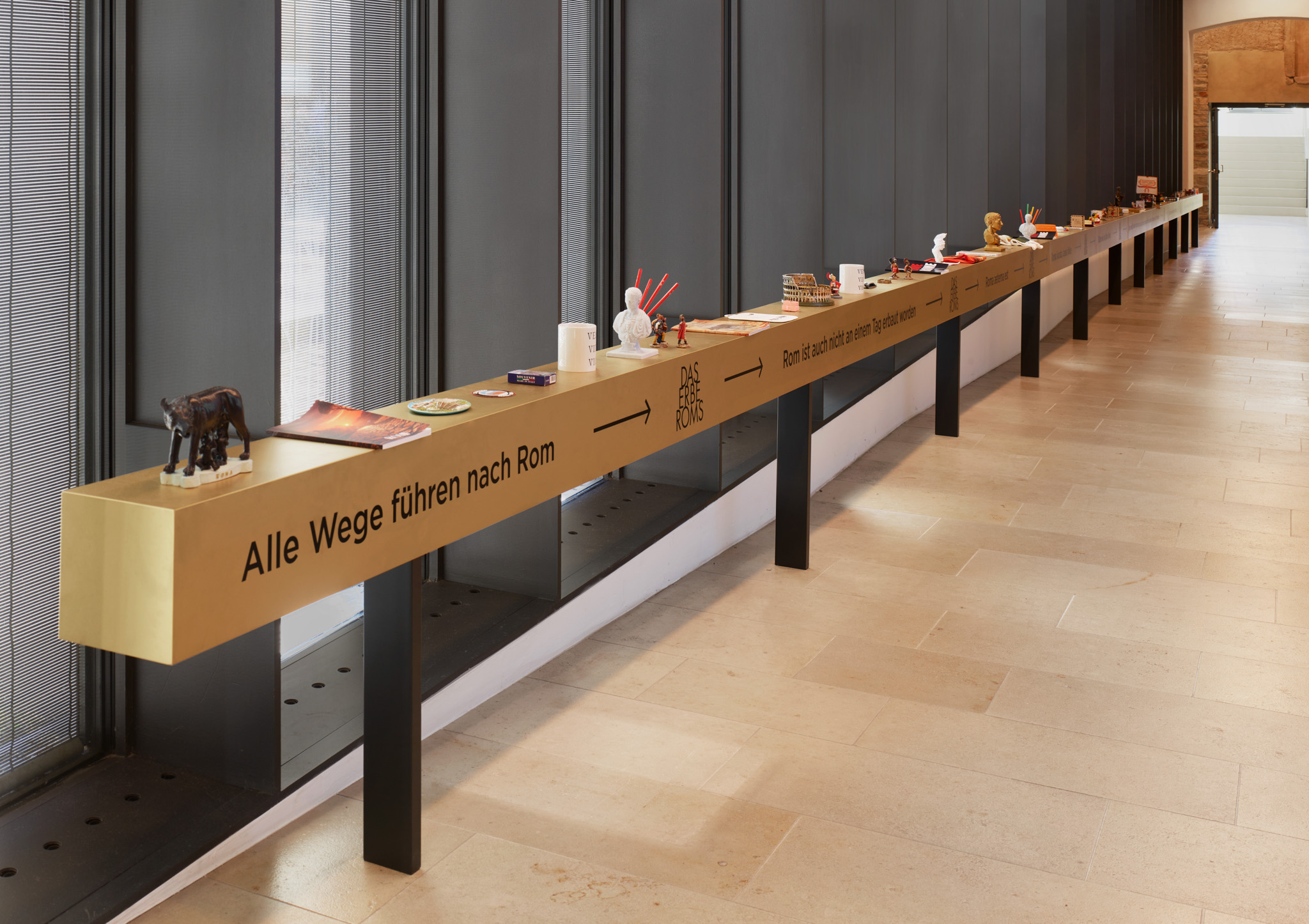 Gang mit Ausstellungsmöbel und verschiedenen Exponaten