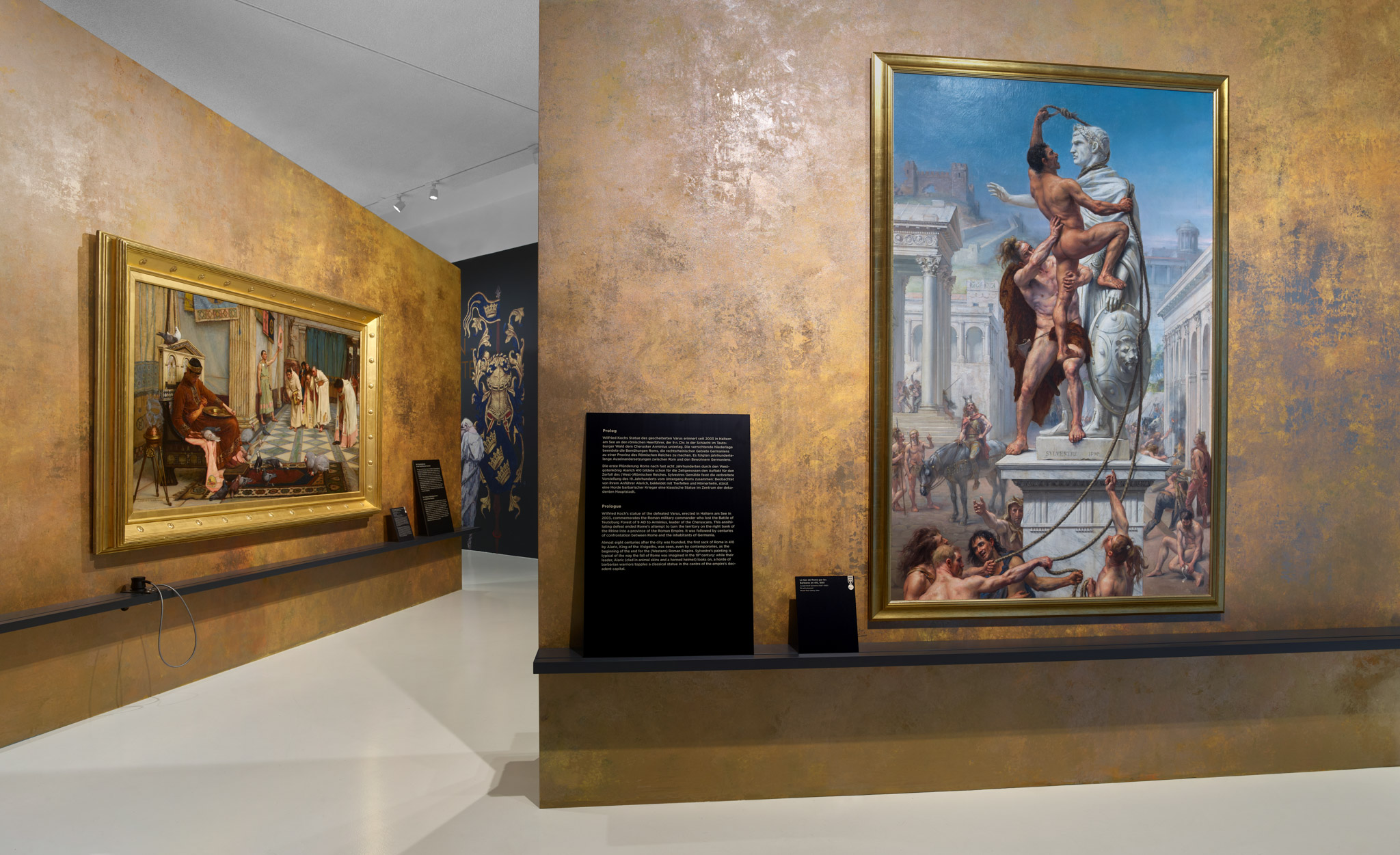 Ausstellungsraum mit goldenen Wänden und Gemälden