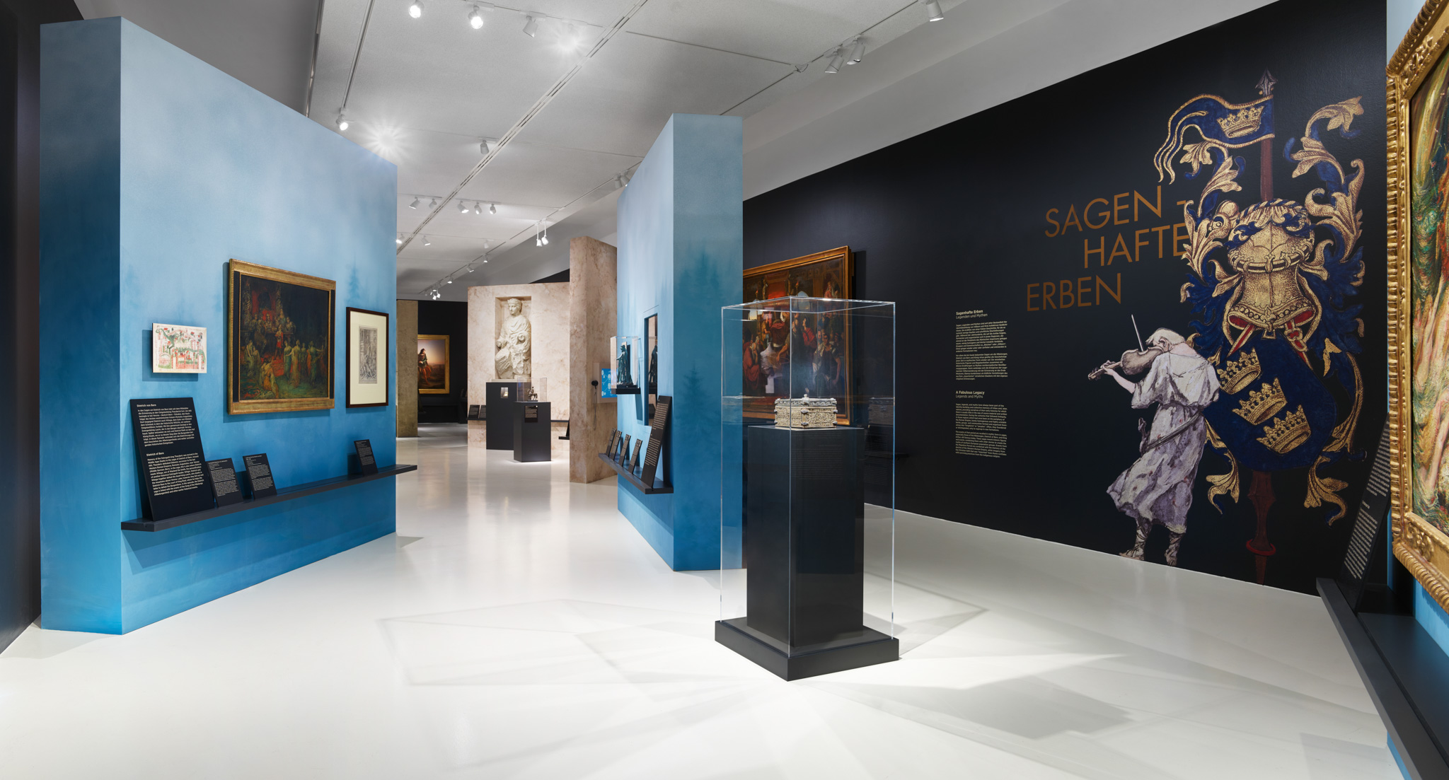 Ausstellungsraum mit verschiedenen Exponaten und Wandgrafiken