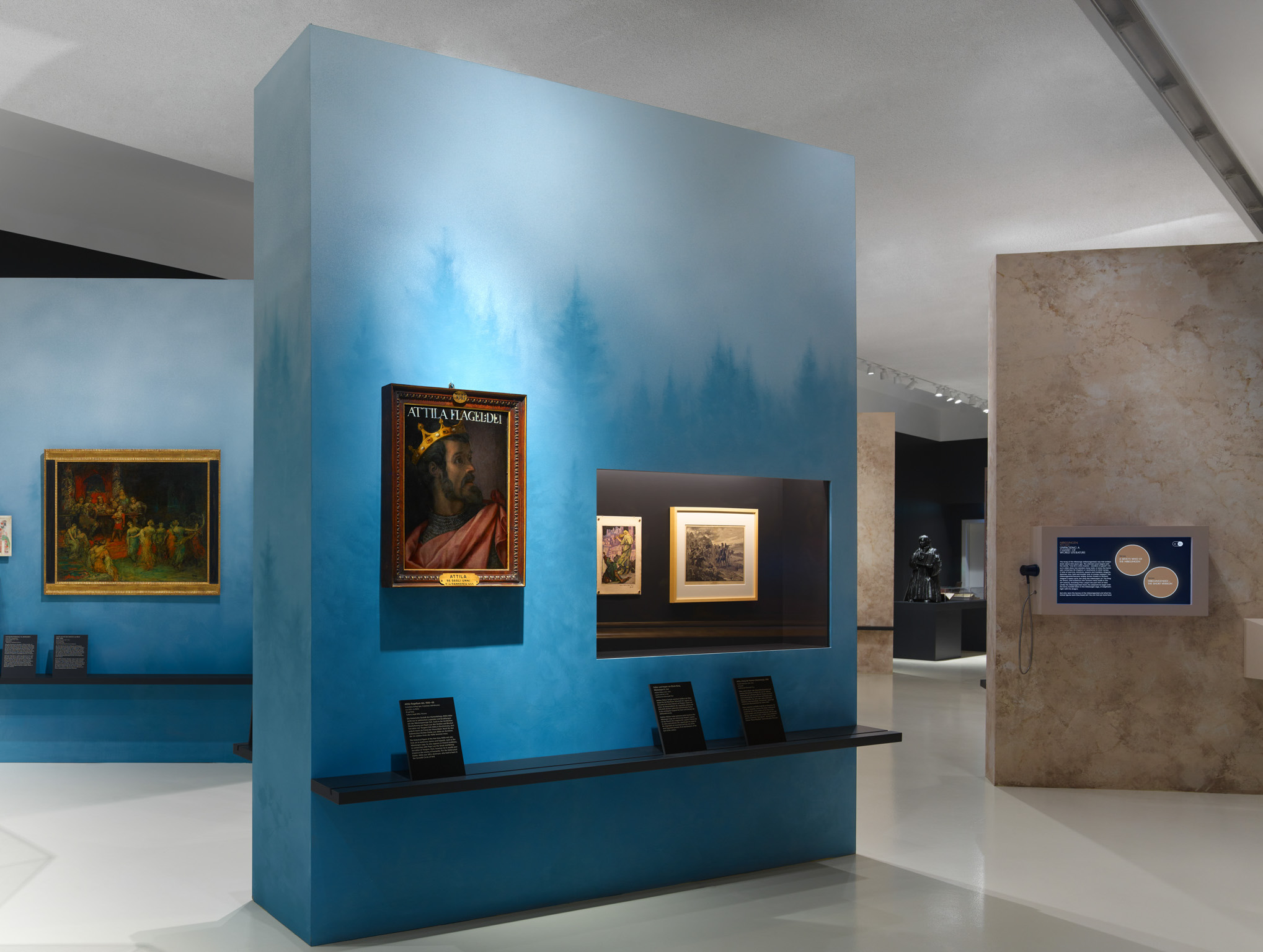 Ausstellungsraum mit verschiedenen Exponaten und Wandgrafiken