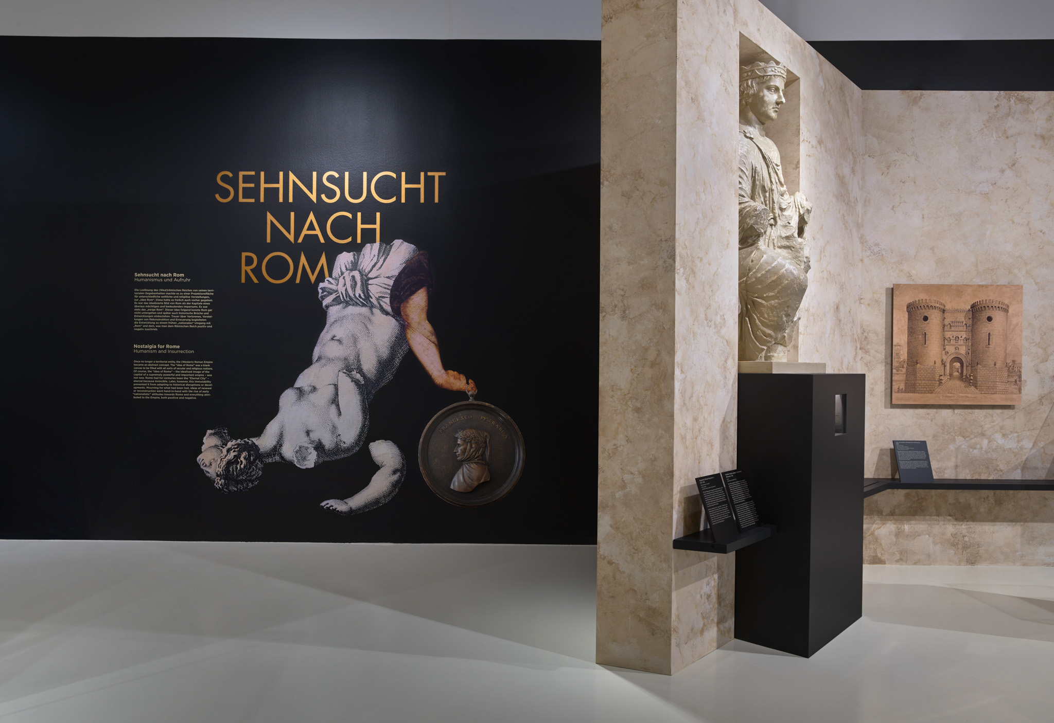 Ausstellungsraum mit verschiedenen Exponaten und Wandgrafiken