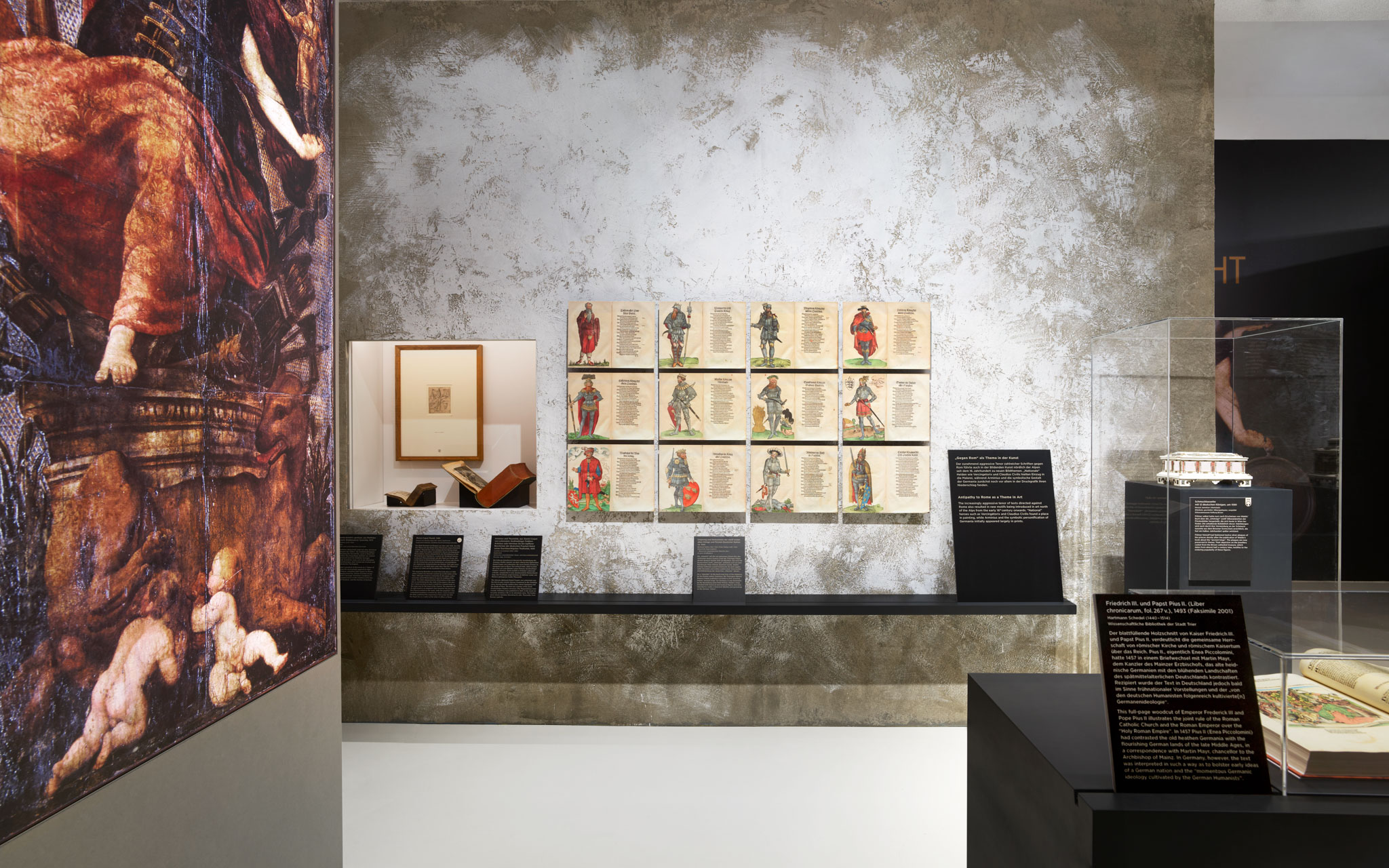 Ausstellungsraum mit verschiedenen Exponaten und Texttafeln