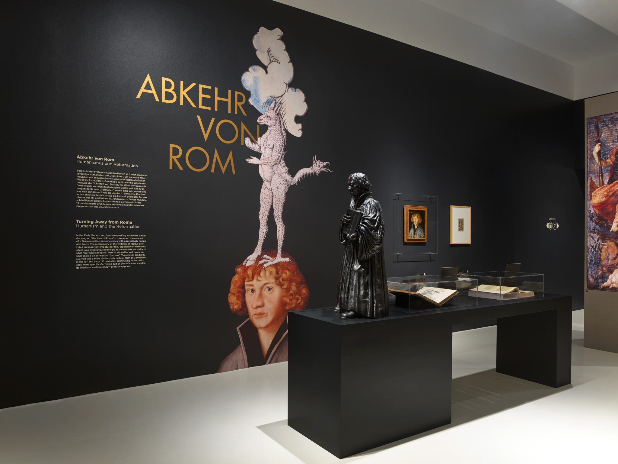 Ausstellungsraum mit verschiedenen Exponaten und Wandgrafiken