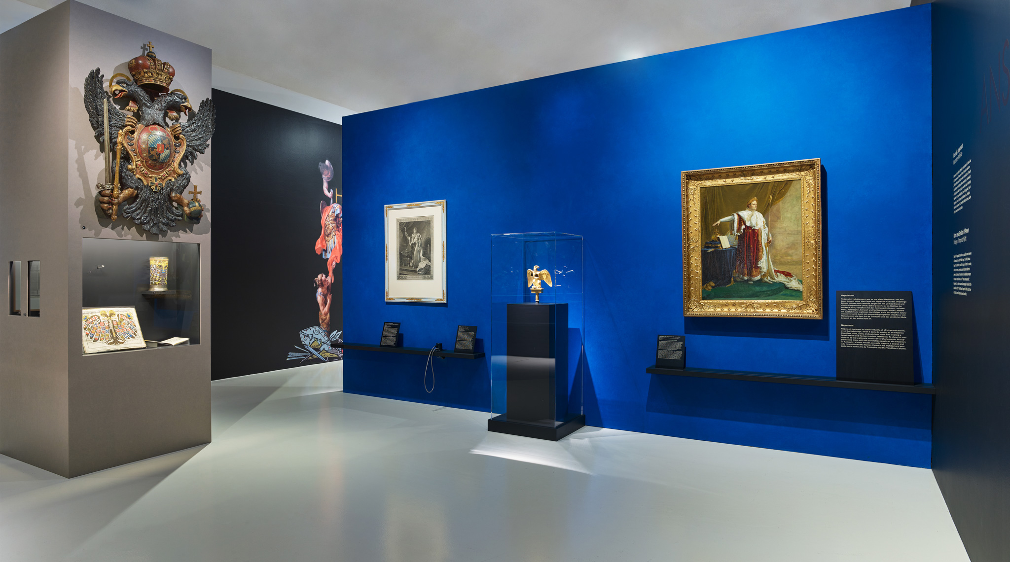 Ausstellungsraum mit verschiedenen Exponaten und Wandgrafiken