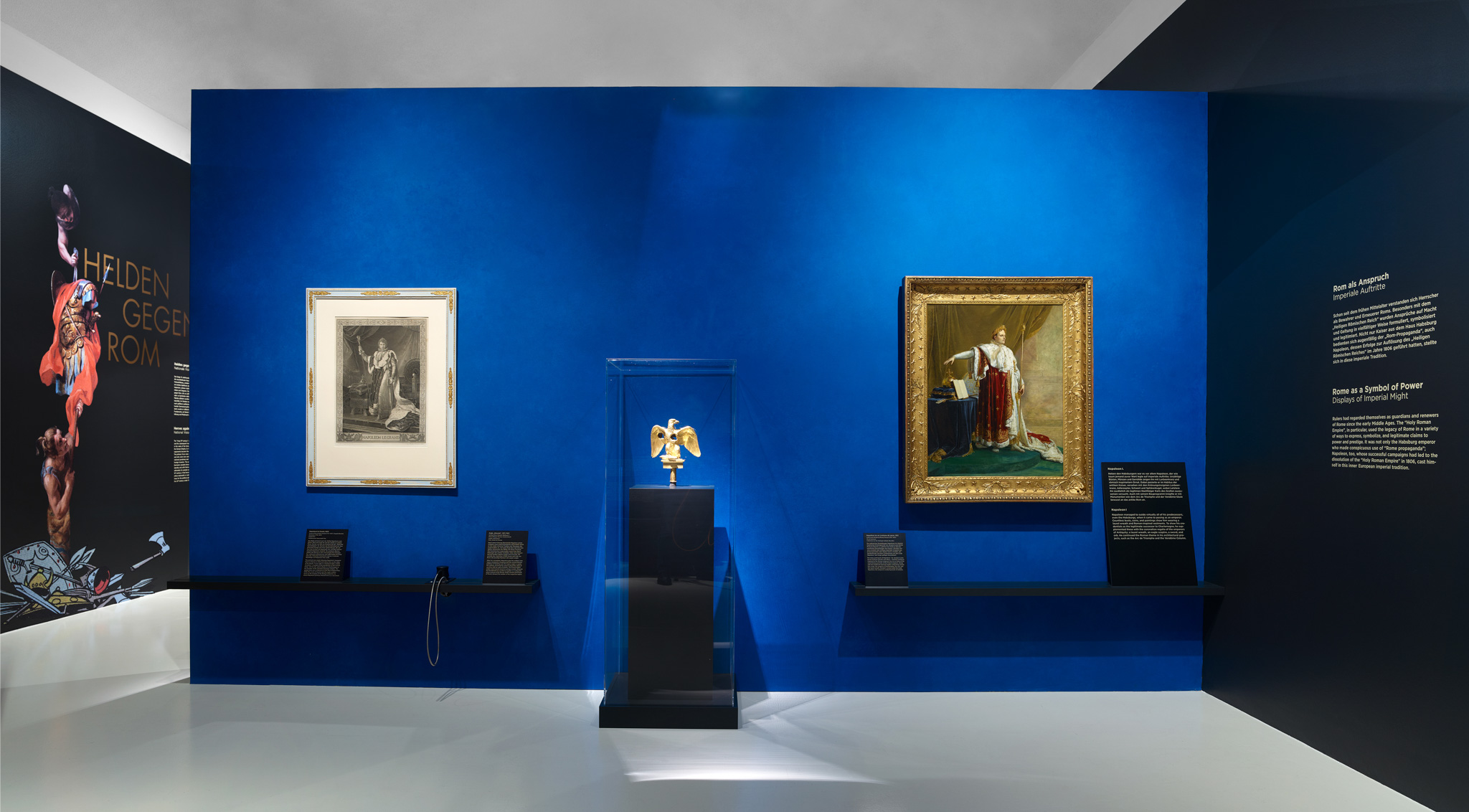 Ausstellungsraum mit verschiedenen Exponaten und Wandgrafiken