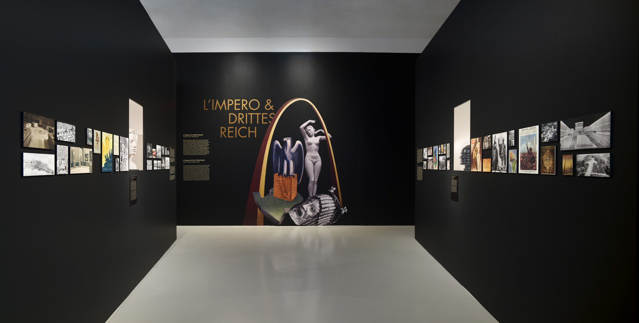 Ausstellungsraum mit verschiedenen Exponaten und Wandgrafiken