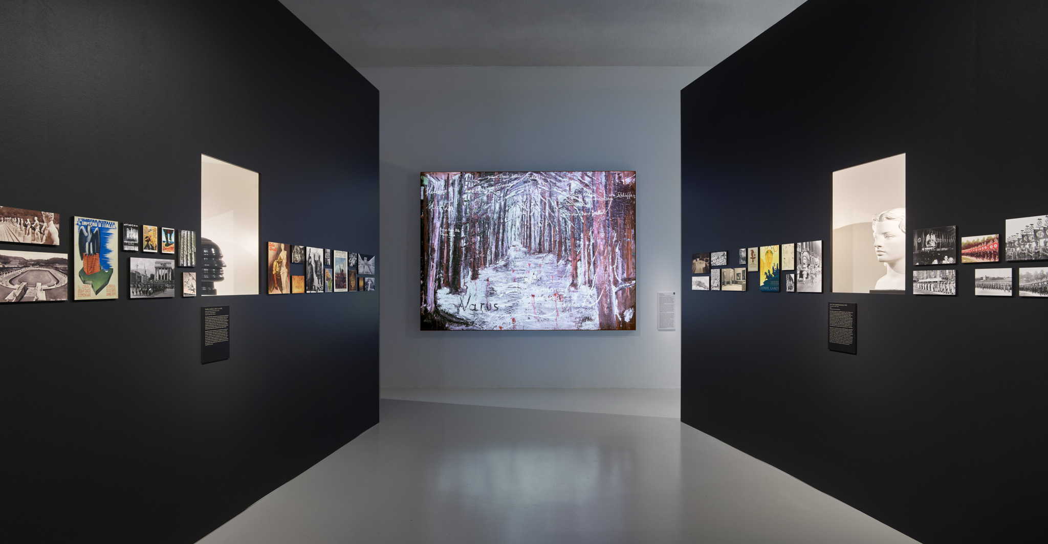 Ausstellungsraum mit verschiedenen Exponaten