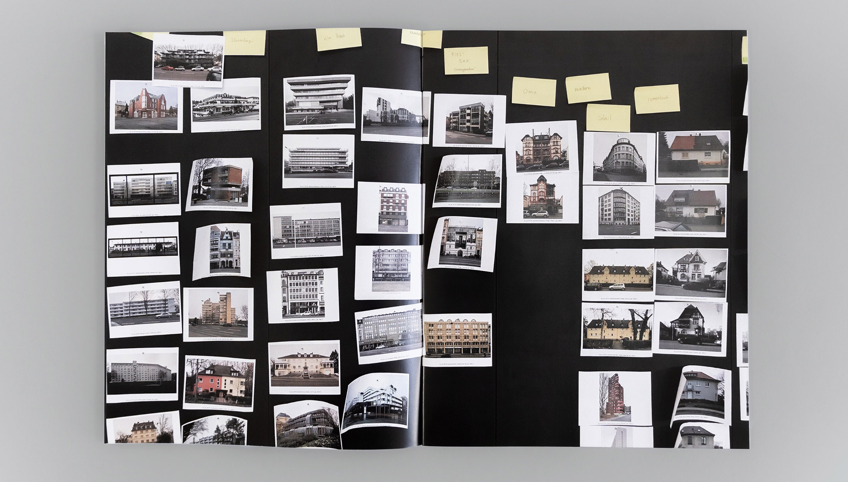 Aufgeschlagene Doppelseite der Broschüre "Feel the House"