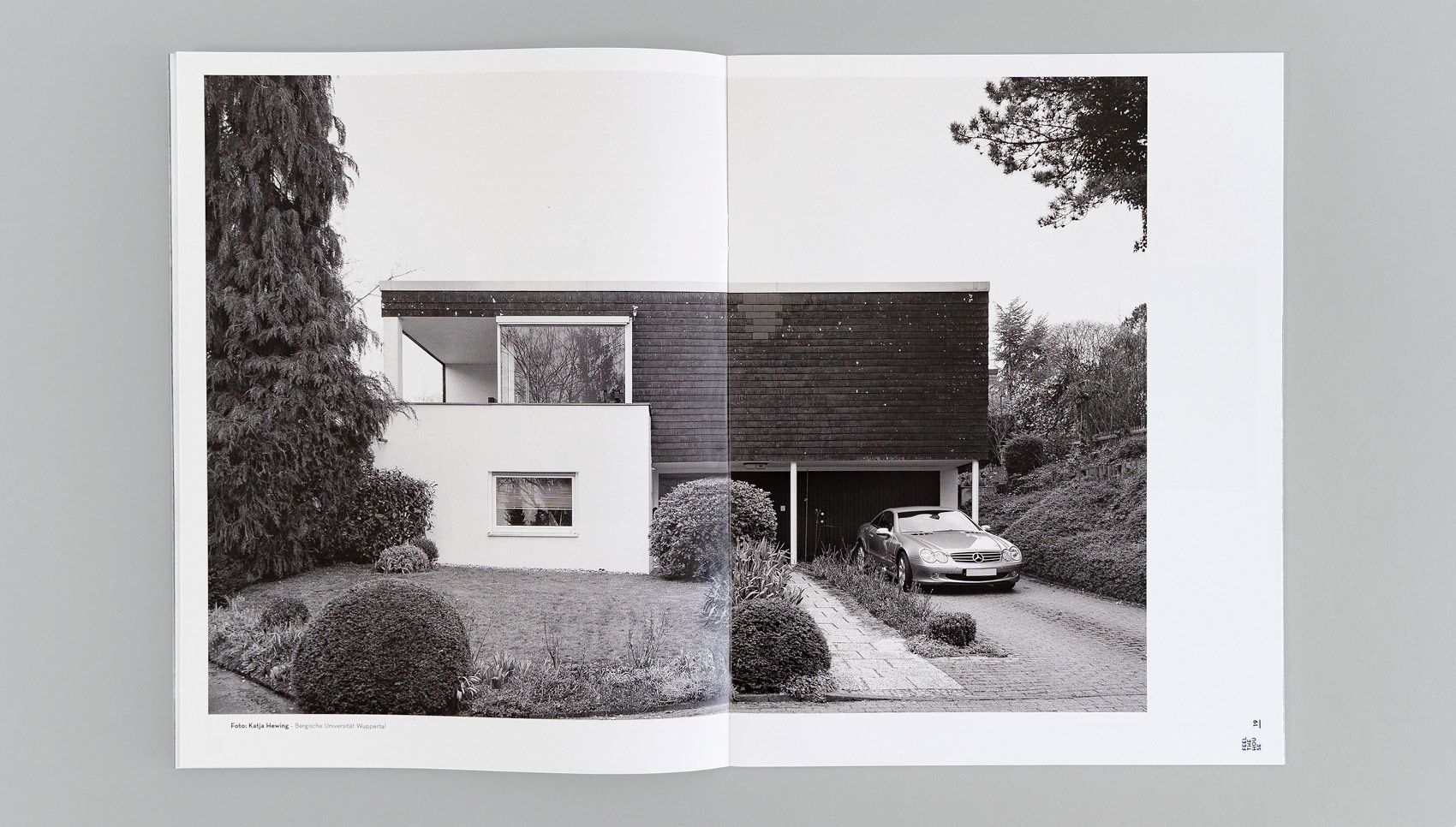 Aufgeschlagene Doppelseite der Broschüre "Feel the House"