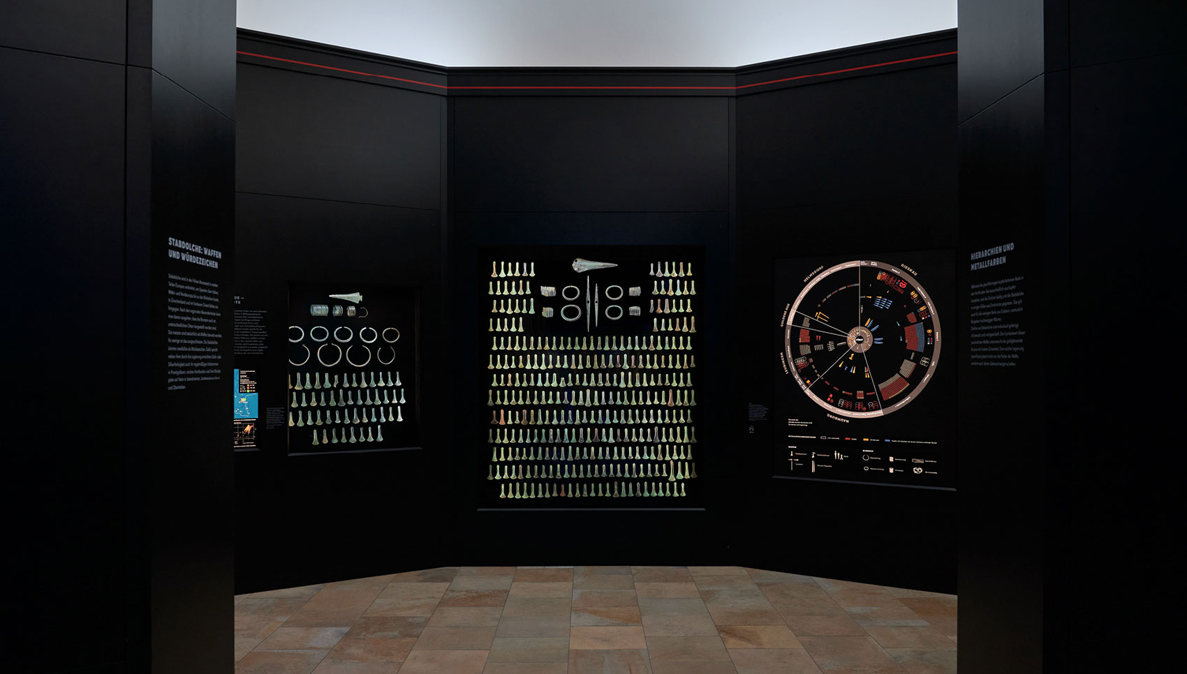 Ausstellungsraum mit schwarzerm Austellungsmöbel und verschieden kleinen Exponaten