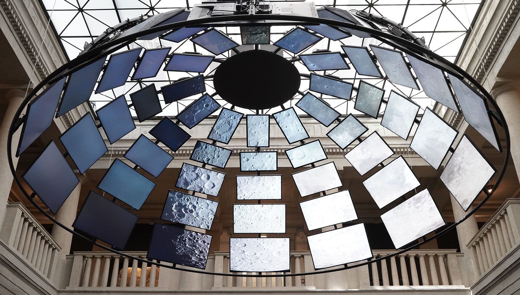 Kuppel aus Monitoren