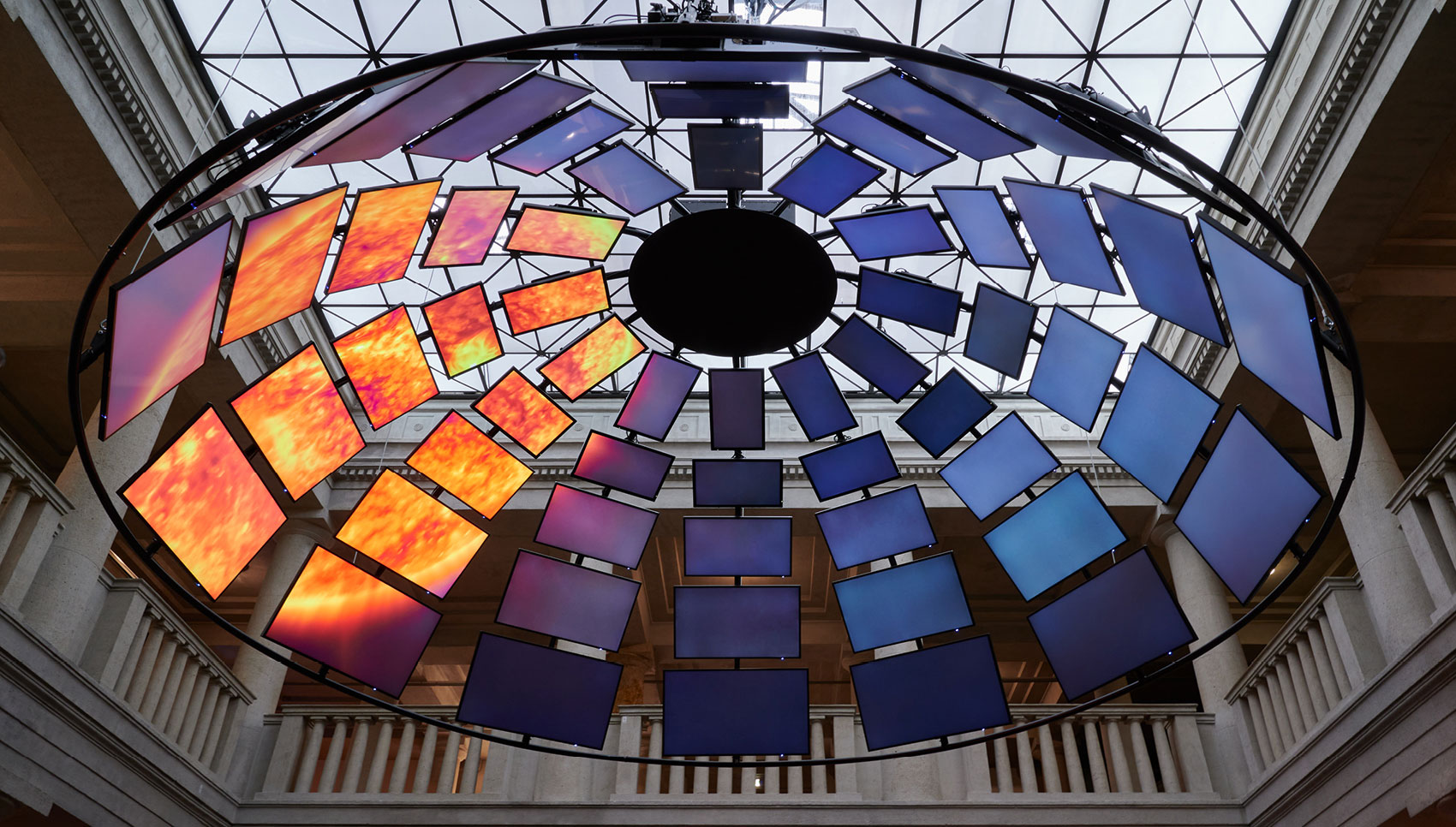 Kuppel aus Monitoren