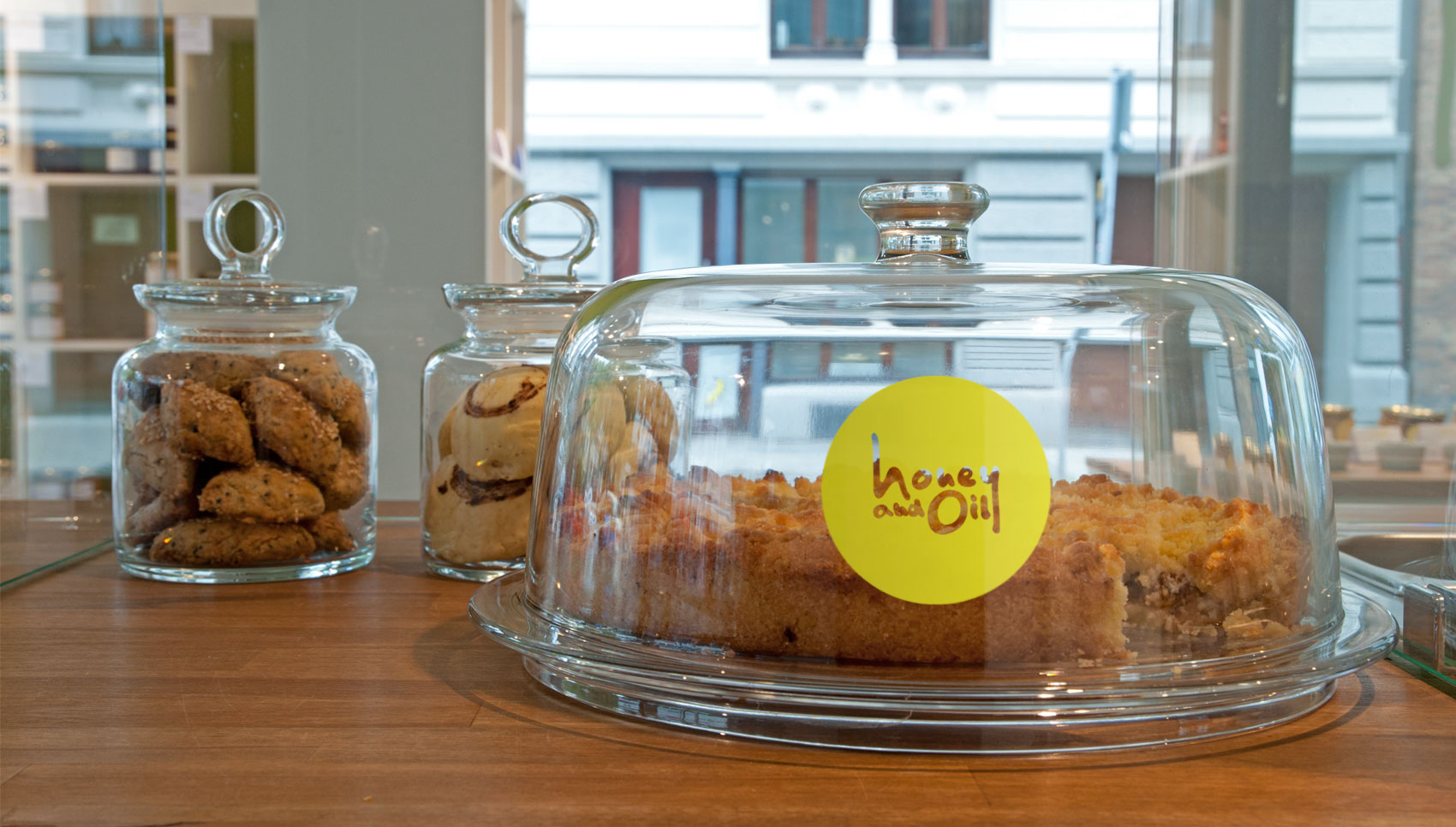 Kuchen unter einer Haube mit bedrucktem Logo