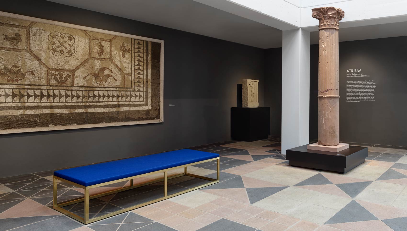 Ausstellungsraum mit Sitzmöbeln und Exponaten